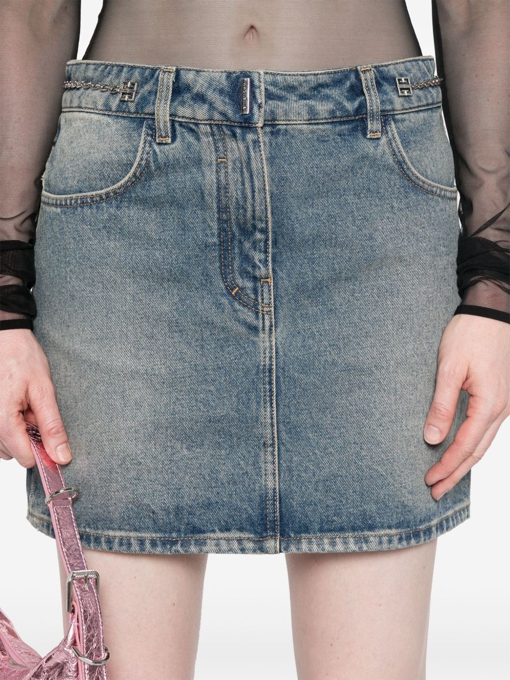4G-motif chain-detailed denim miniskirt - 5