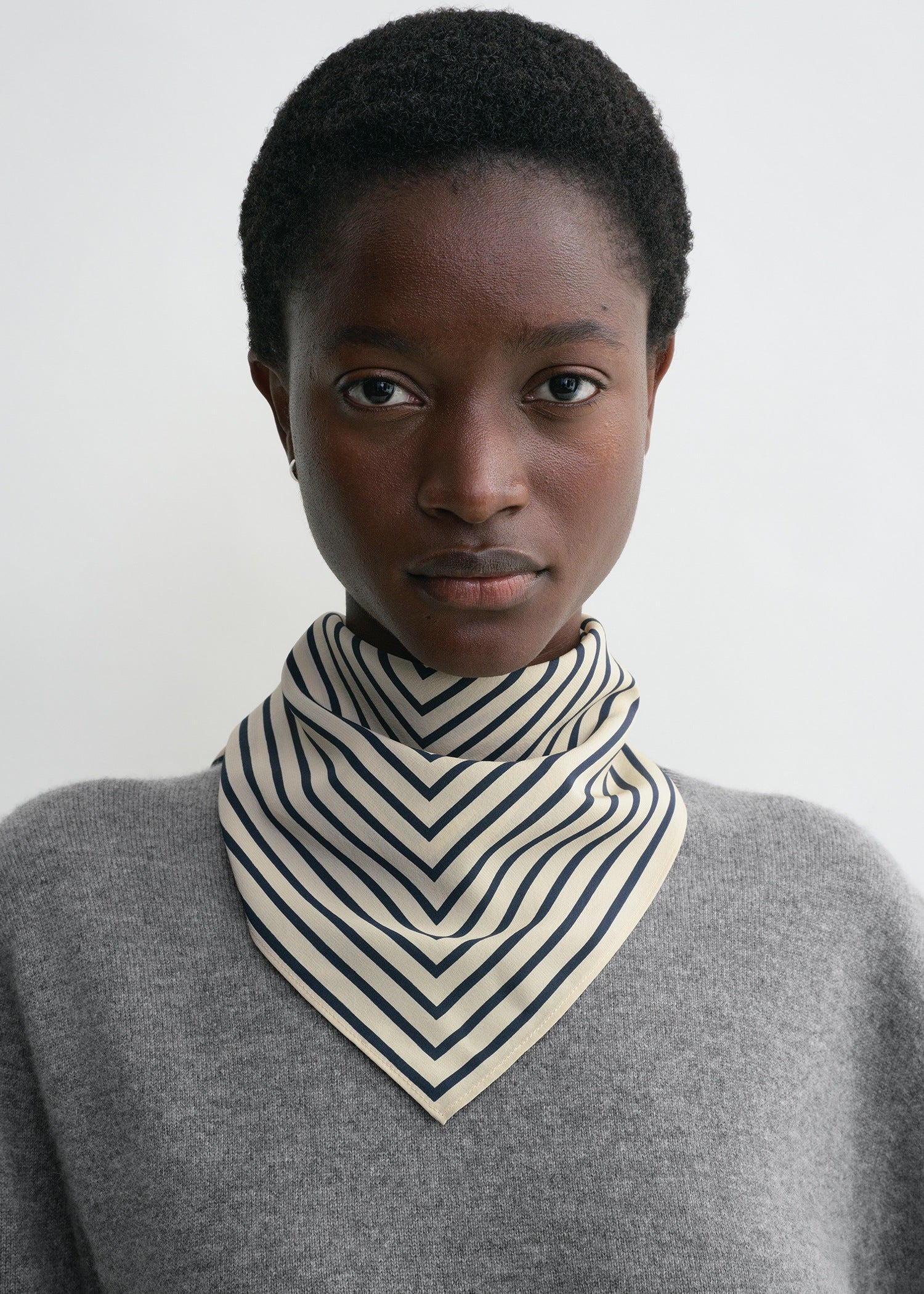 Signature monogram silk scarf crème - 3