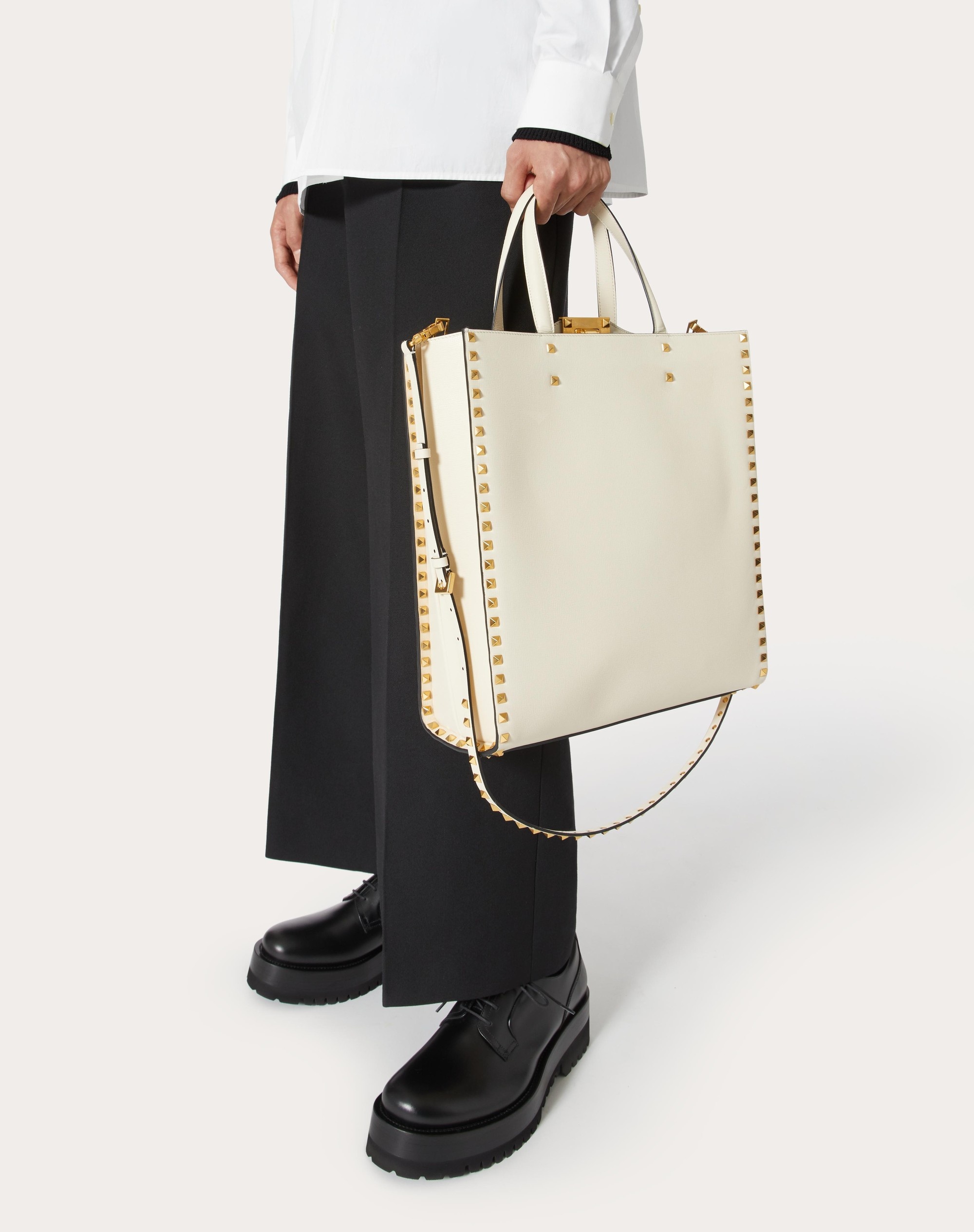 ROCKSTUD GRAINY CALFSKIN TOTE BAG - 6
