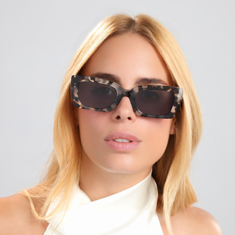 illesteva Wilson Sunglasses outlook