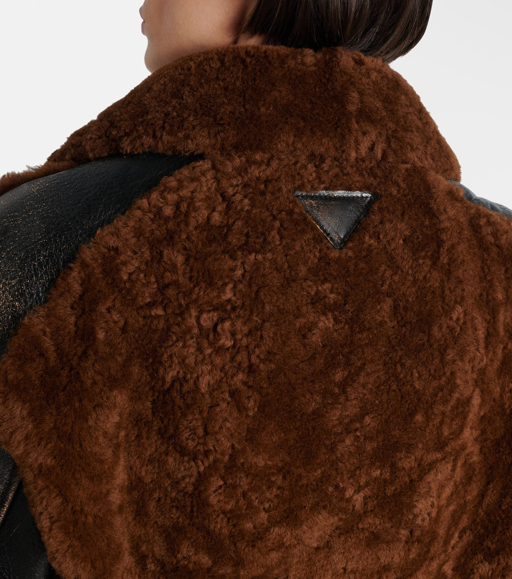 Belted shearling-trimmed leather jacket - 6