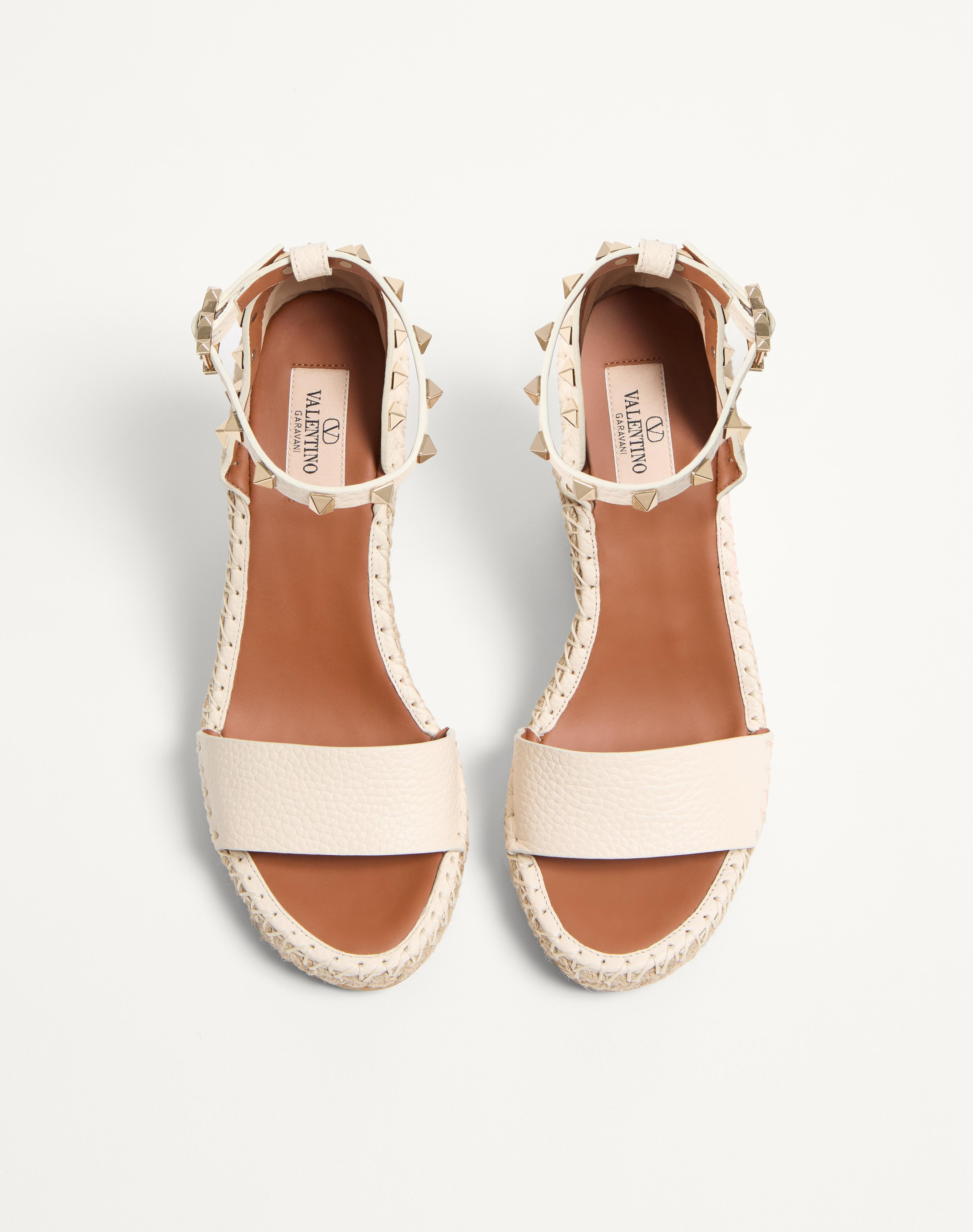 DOUBLE ROCKSTUD GRAINY CALFSKIN WEDGE SANDAL 105 MM - 4