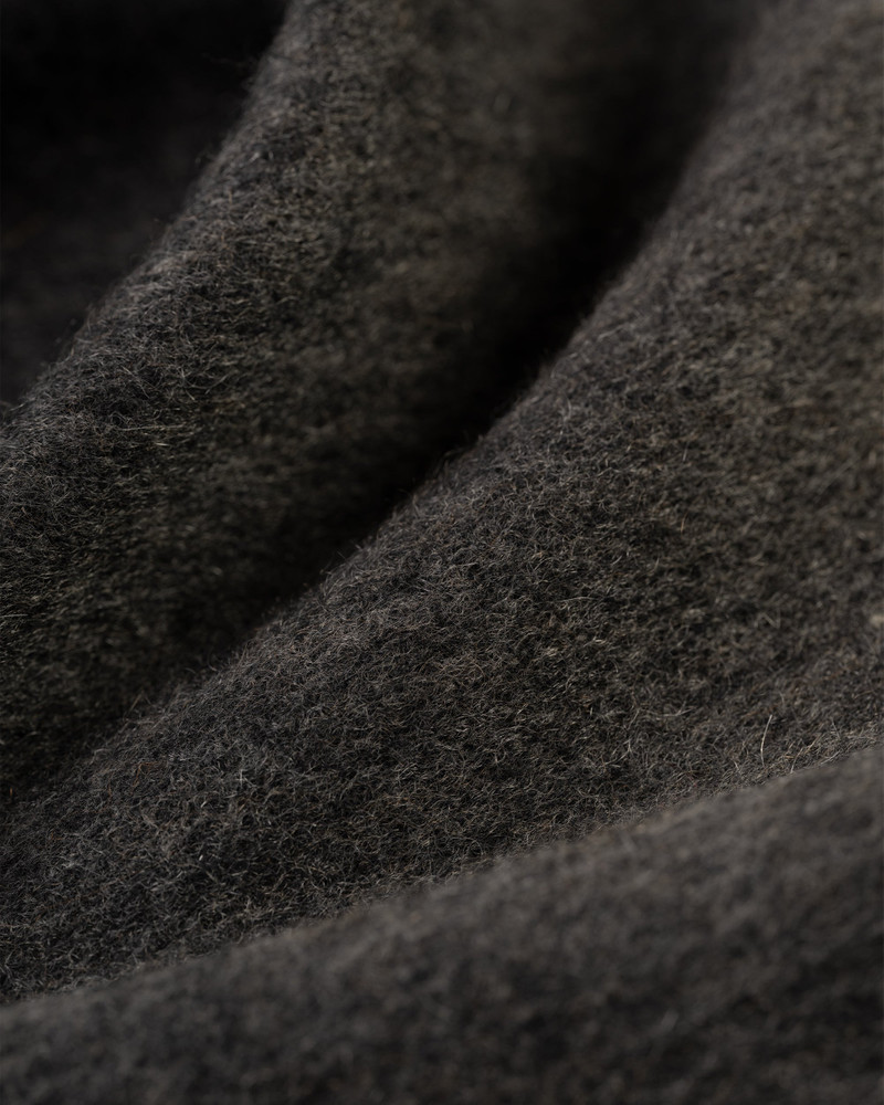 MADE-IN-ENGLAND SOLID CHARCOAL CASHMERE MUFFLER 4