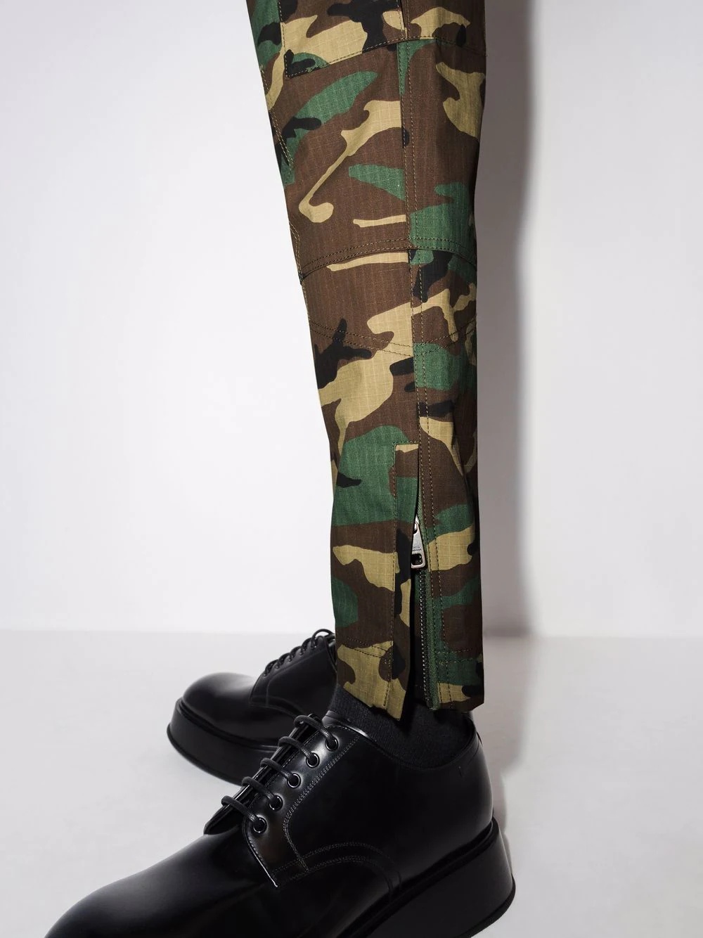 camouflage-print cropped cargo trousers - 4