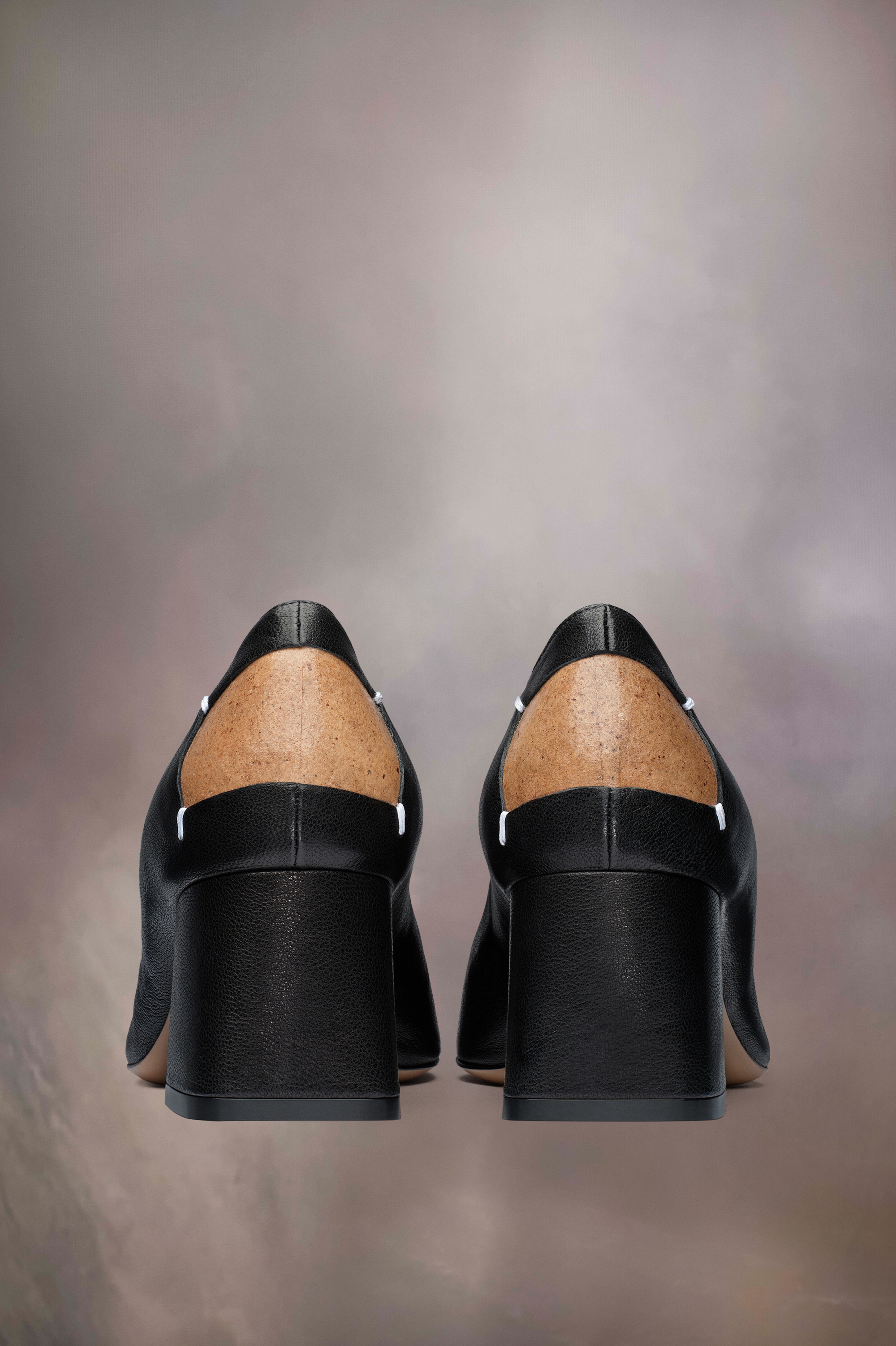 【MAISON MARGIELA】4 STITCH PUMPS Four Stitch leather court pumps in black - Maison Margiela