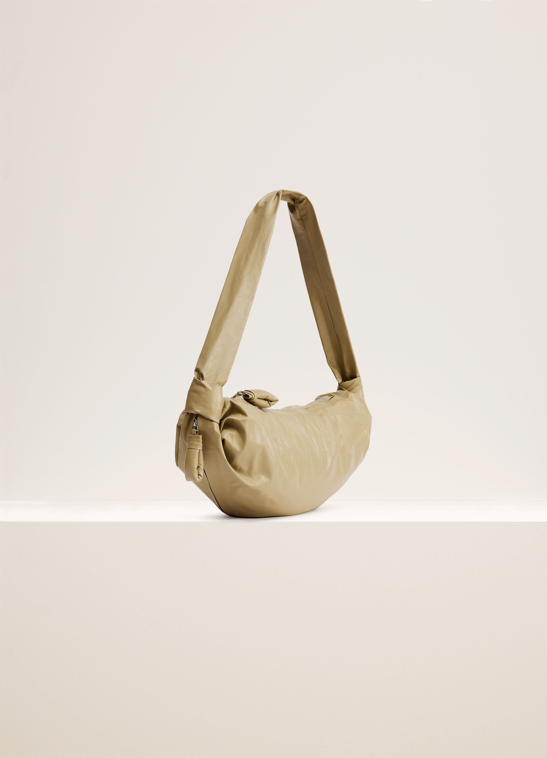 Lemaire｜ (MEDIUM SOFT CROISSANT (BG0091 LL0028 539)) Lemaire MEDIUM SOFT CROISSANT | REVERSIBLE