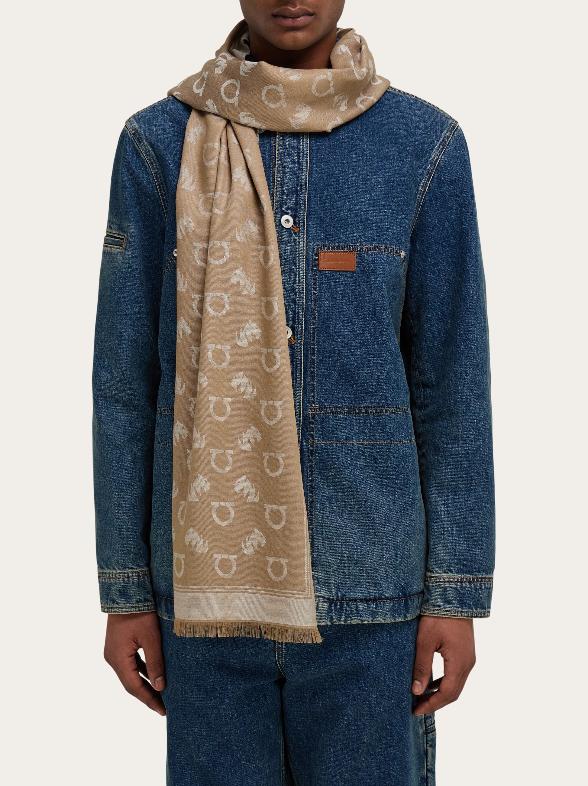 Jacquard stole with feline motif - 3