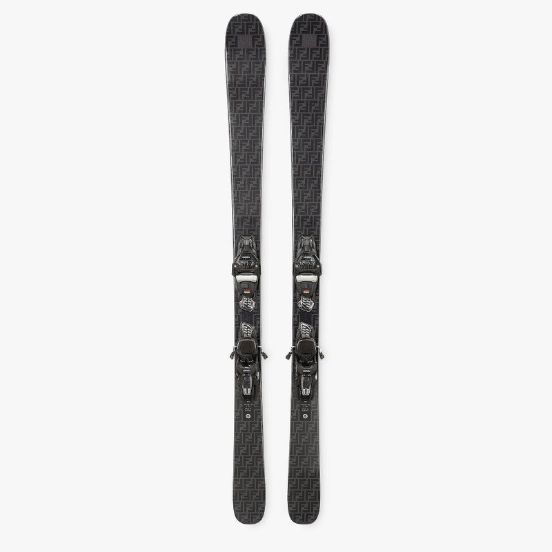 Black skis 1