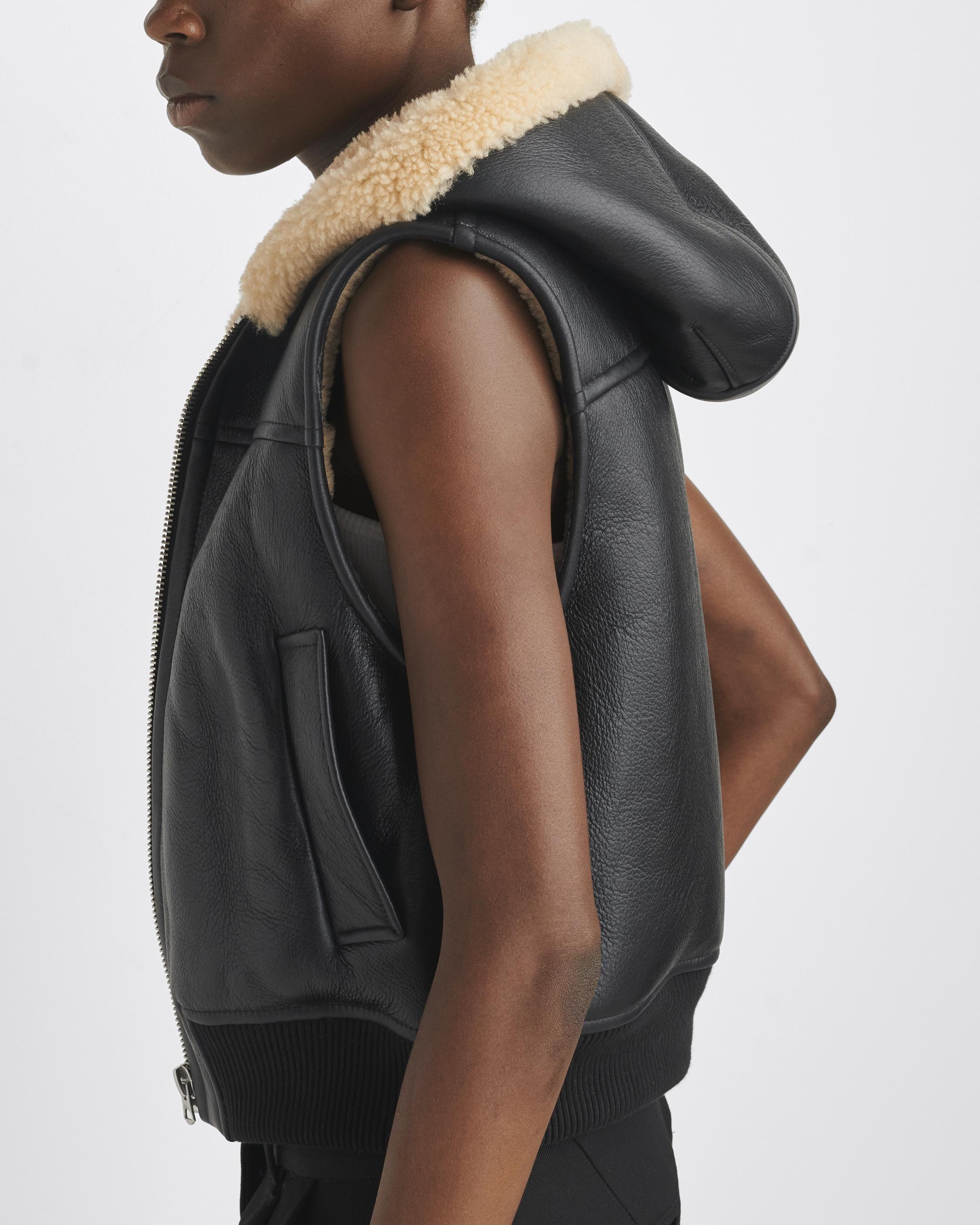Robbie Shearling Vest
Classic Fit - 2