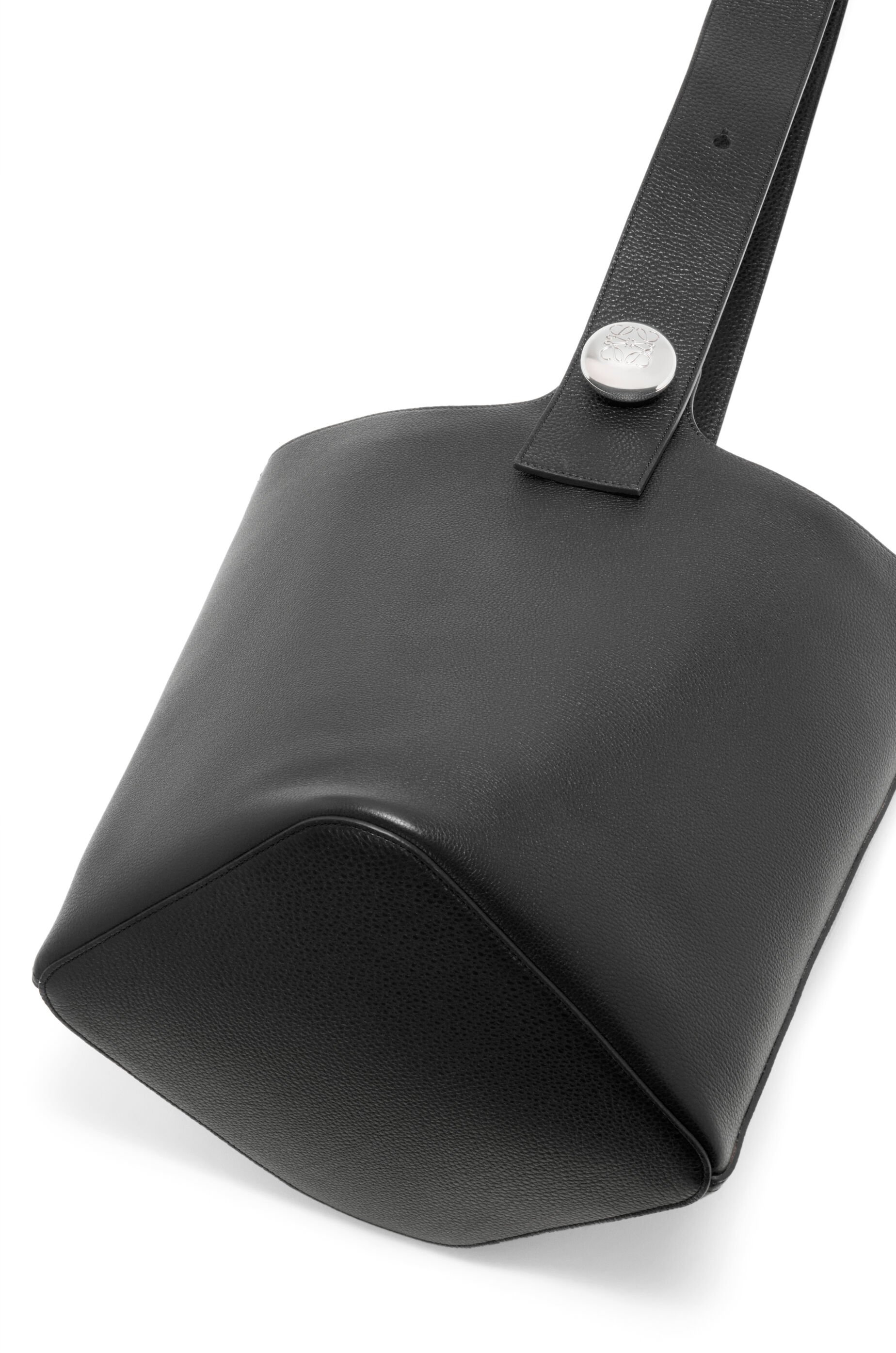Loewe Large Pebble bucket in supple grained calfskin