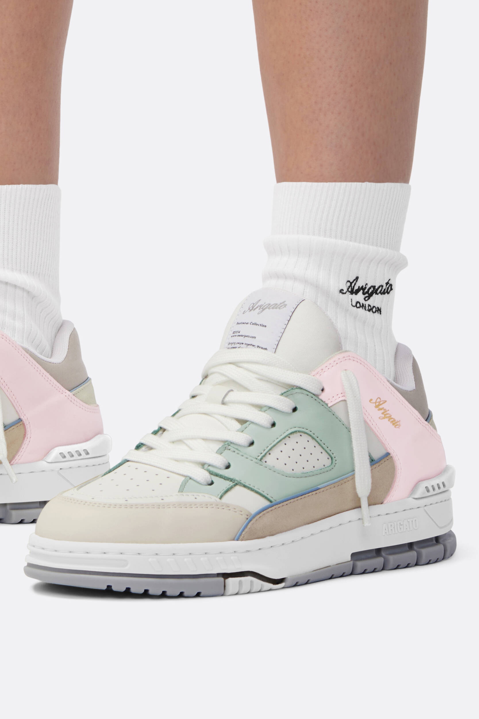 【関税込み】Axel Arigato ホワイト＆ピンク Area Lo スニーカー Axel Arigato Area Lo Sneaker | REVERSIBLE