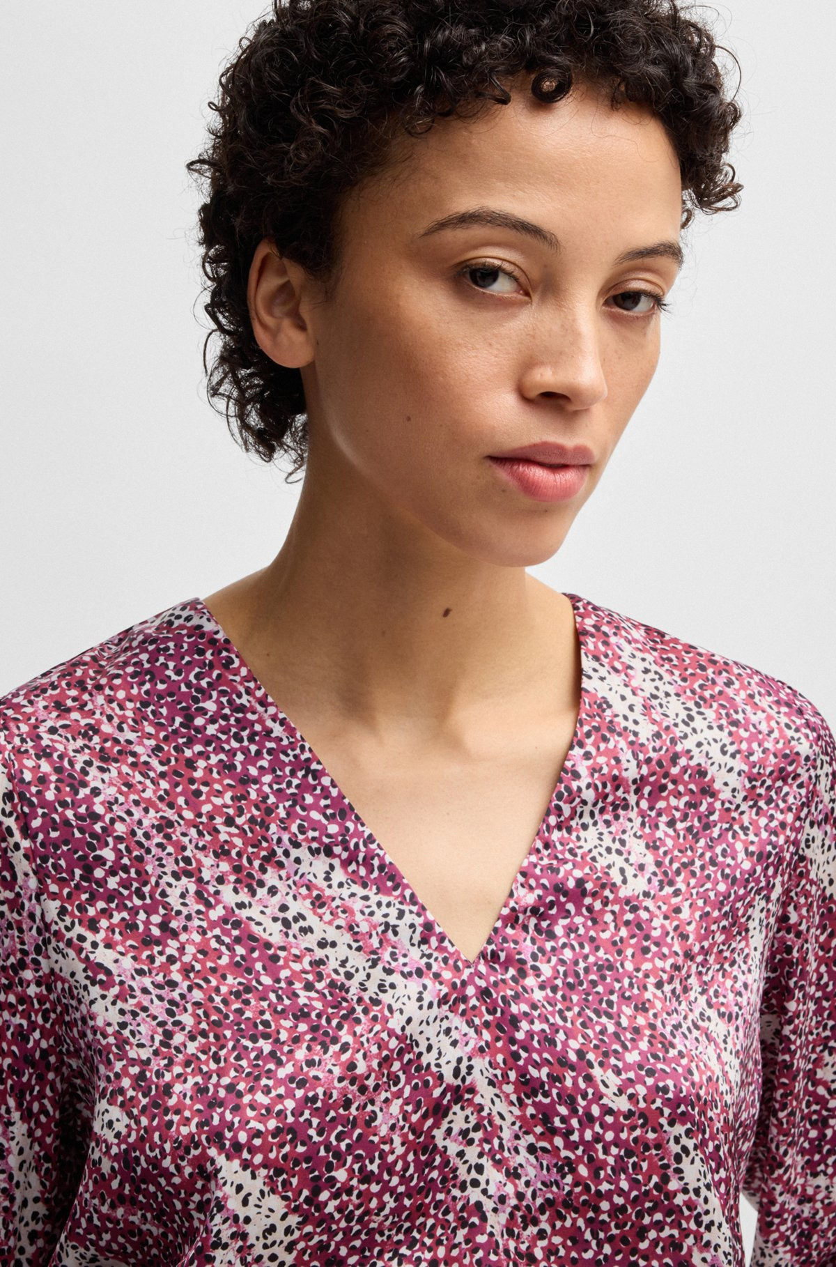 REGULAR-FIT BLOUSE WITH V NECKLINE IN PRINTED SATIN - 4