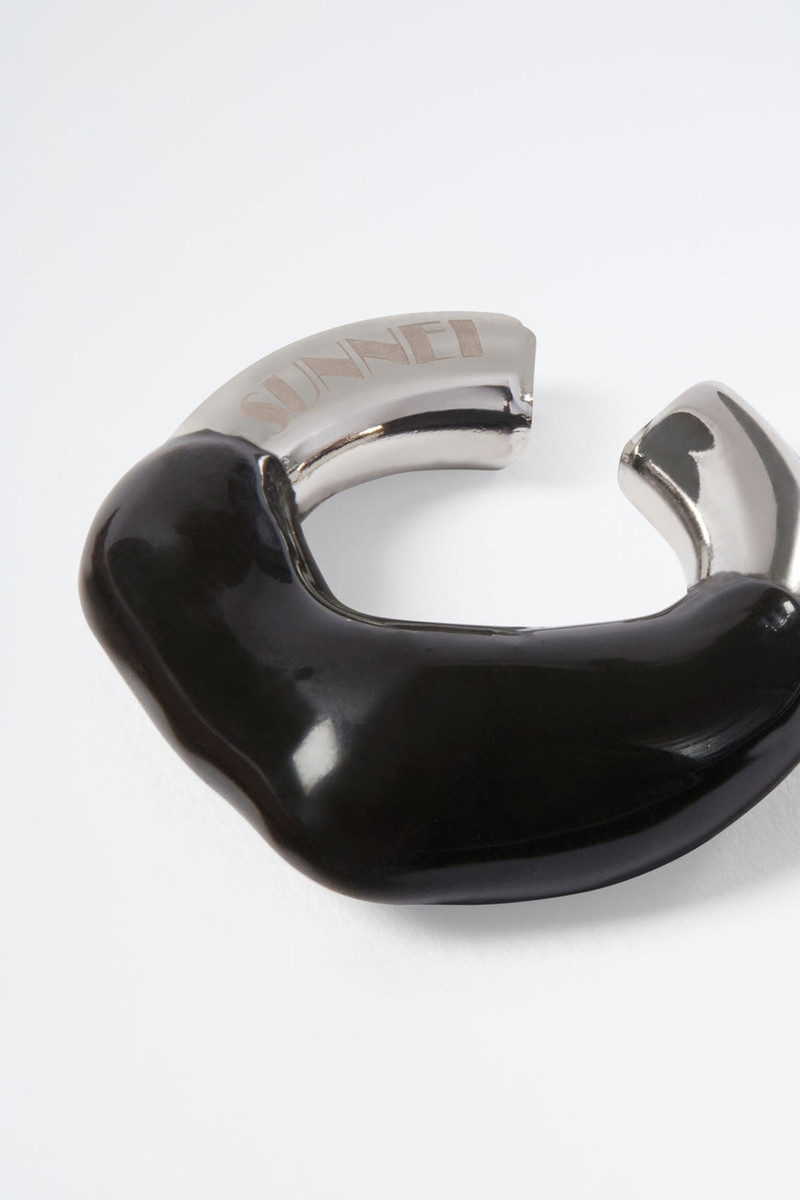 SUNNEI BLACK RUBBERIZED SILVER EARCUFF outlook