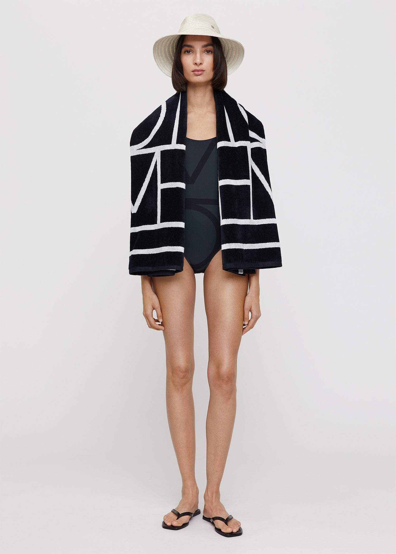Totême Monogram jacquard beach towel navy | REVERSIBLE