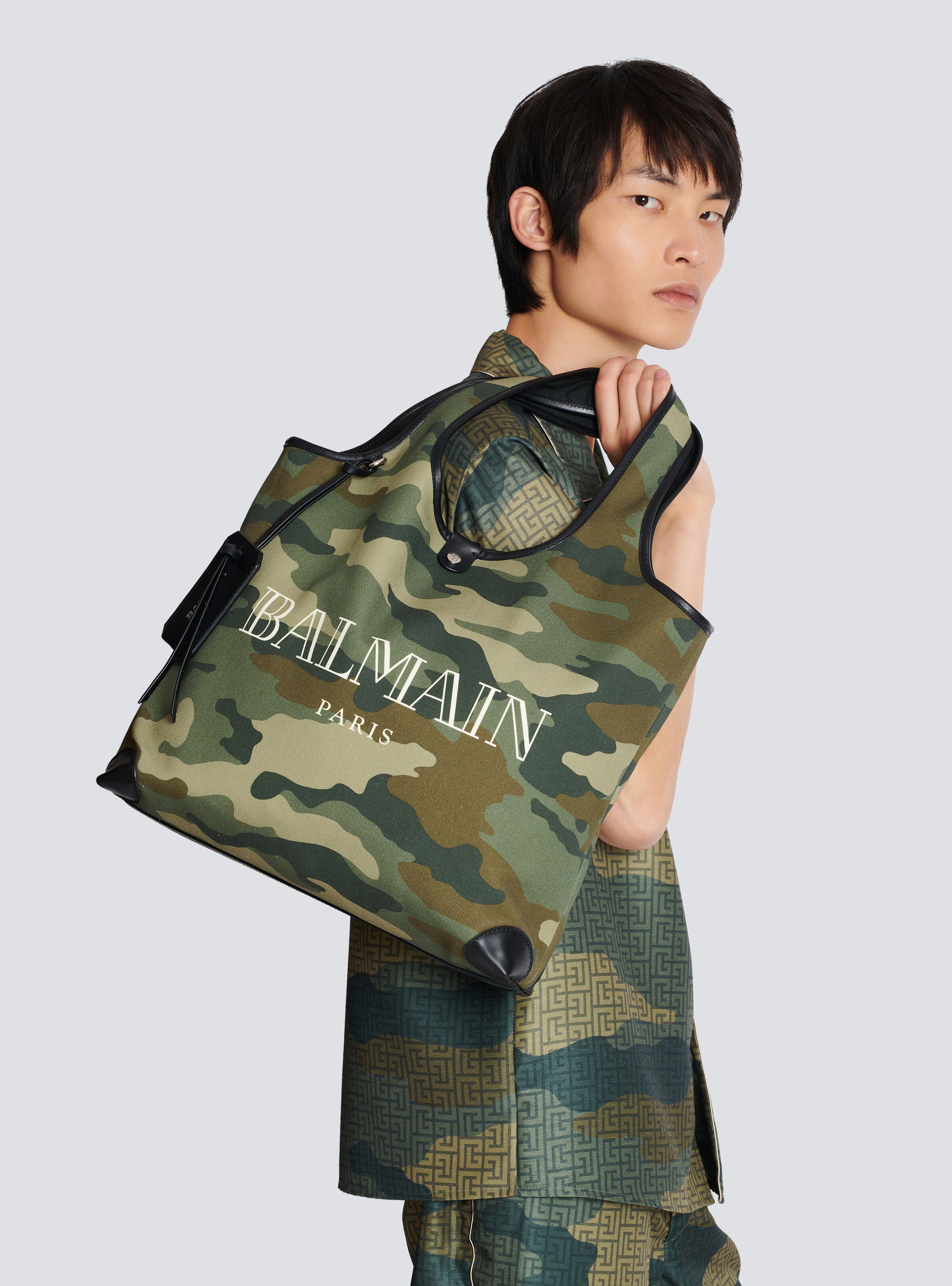 Camouflage canvas B-Army Grocery Bag with Vintage Balmain logo - 8