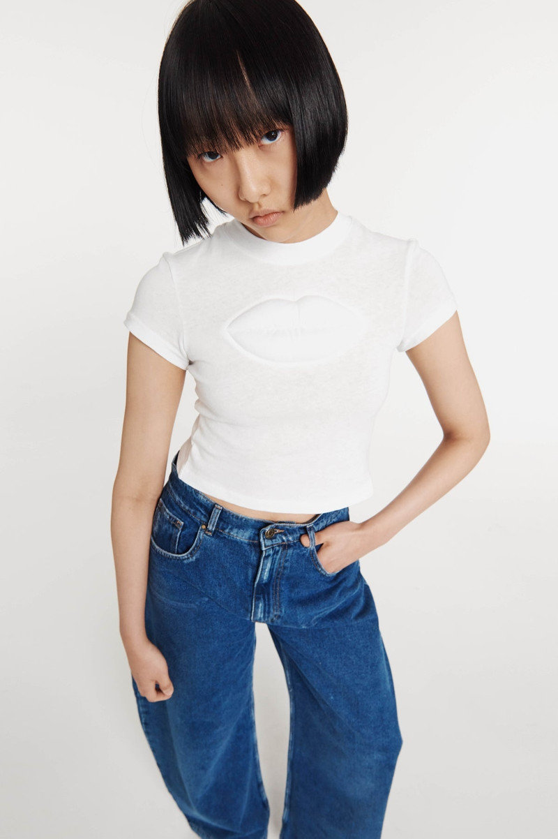CROPPED FITTED T-SHIRT WITH LIP APPLIQUE WHITE 2
