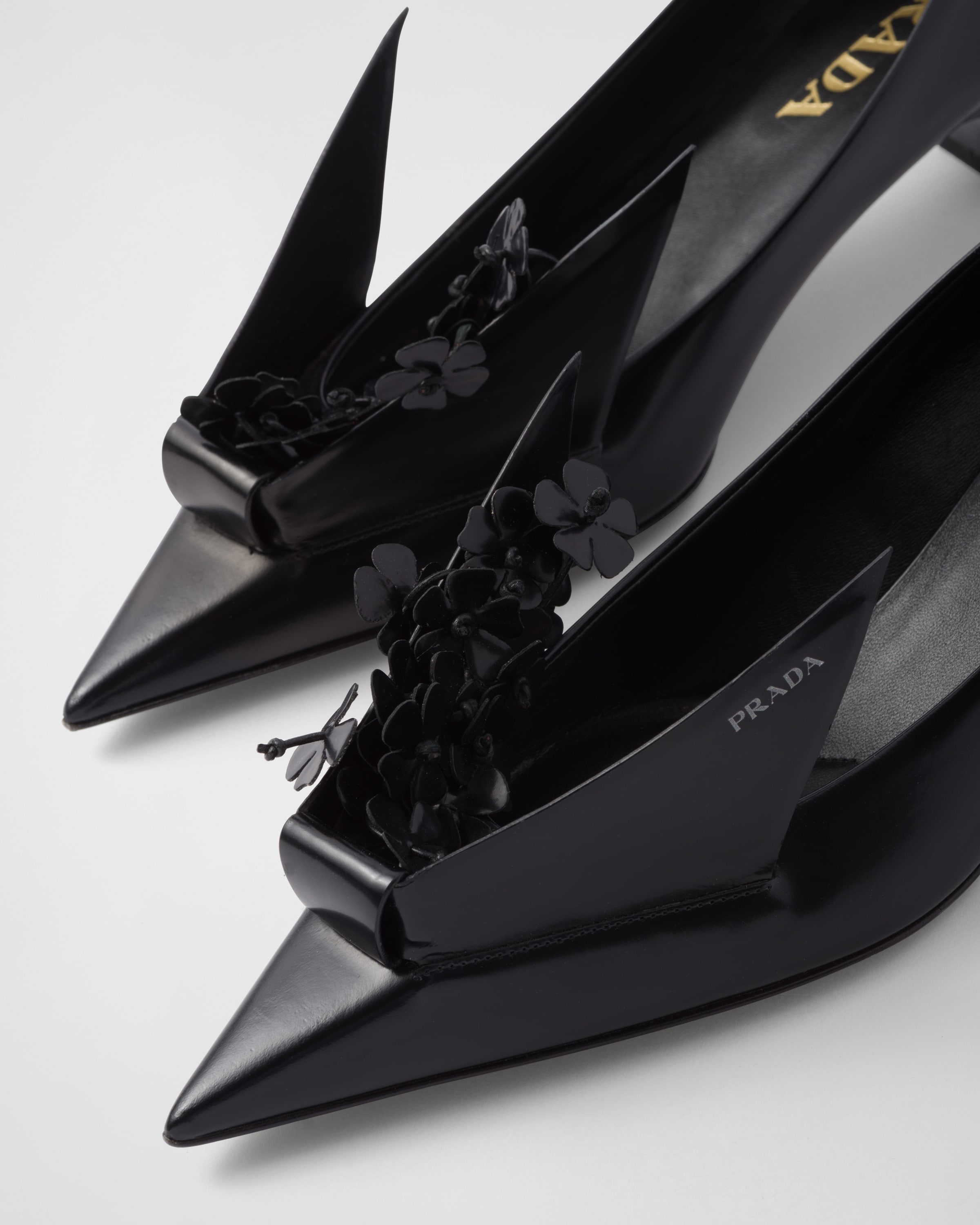 Brushed leather pumps with floral appliqués - 6