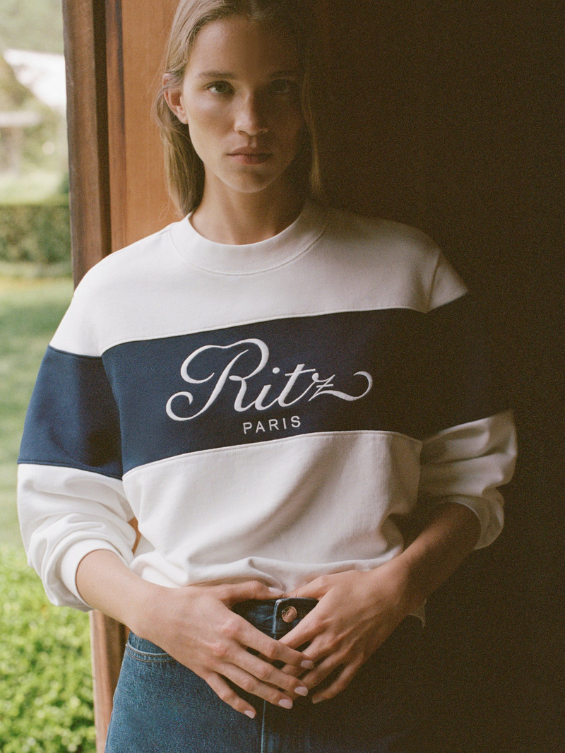 FRAME Ritz Unisex Sport Sweatshirt in Cream outlook