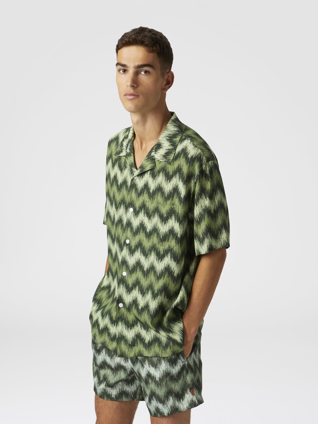 Zig zag printed swim trunks with disturbed frequency - 4