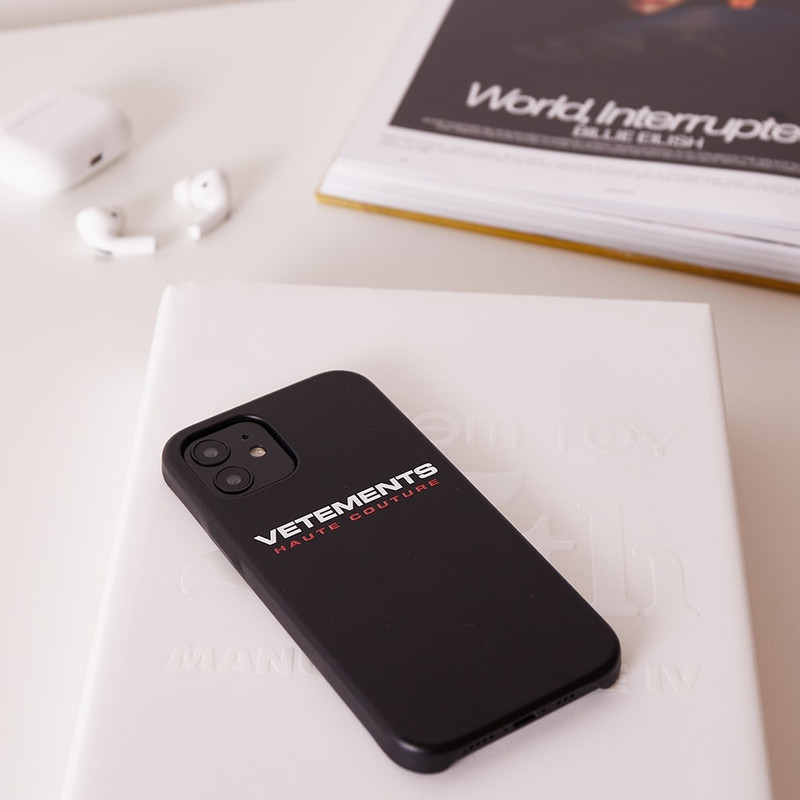 VETEMENTS VETEMENTS Logo Haute Couture iPhone 12 Case outlook