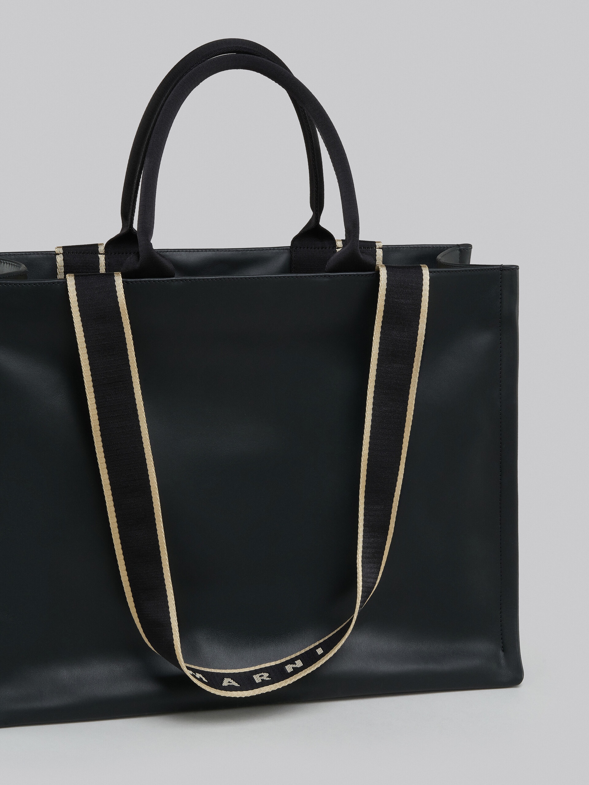 BEY TOTE BAG IN BLACK LEATHER - 4