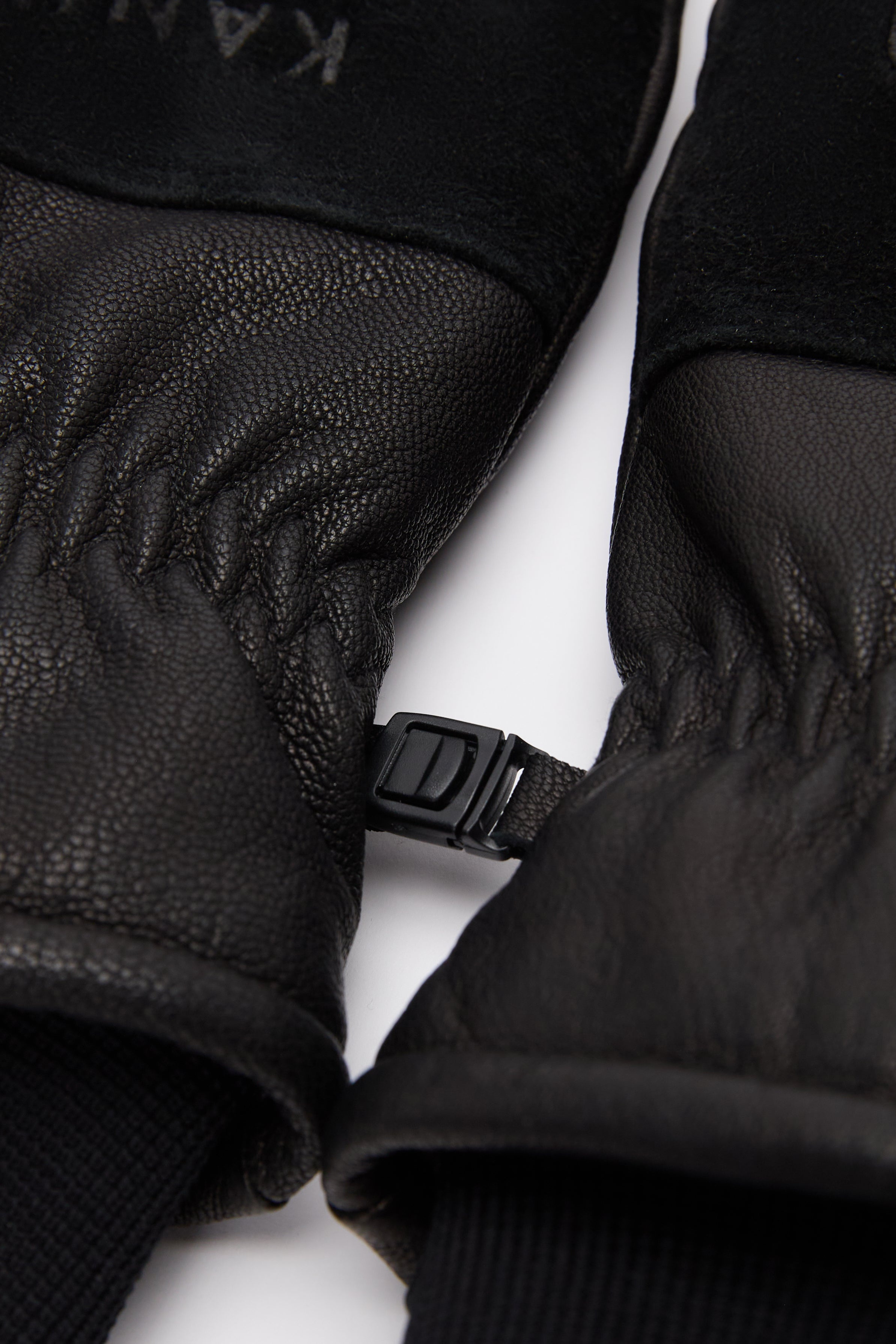 Notoro Gloves in Black - 2