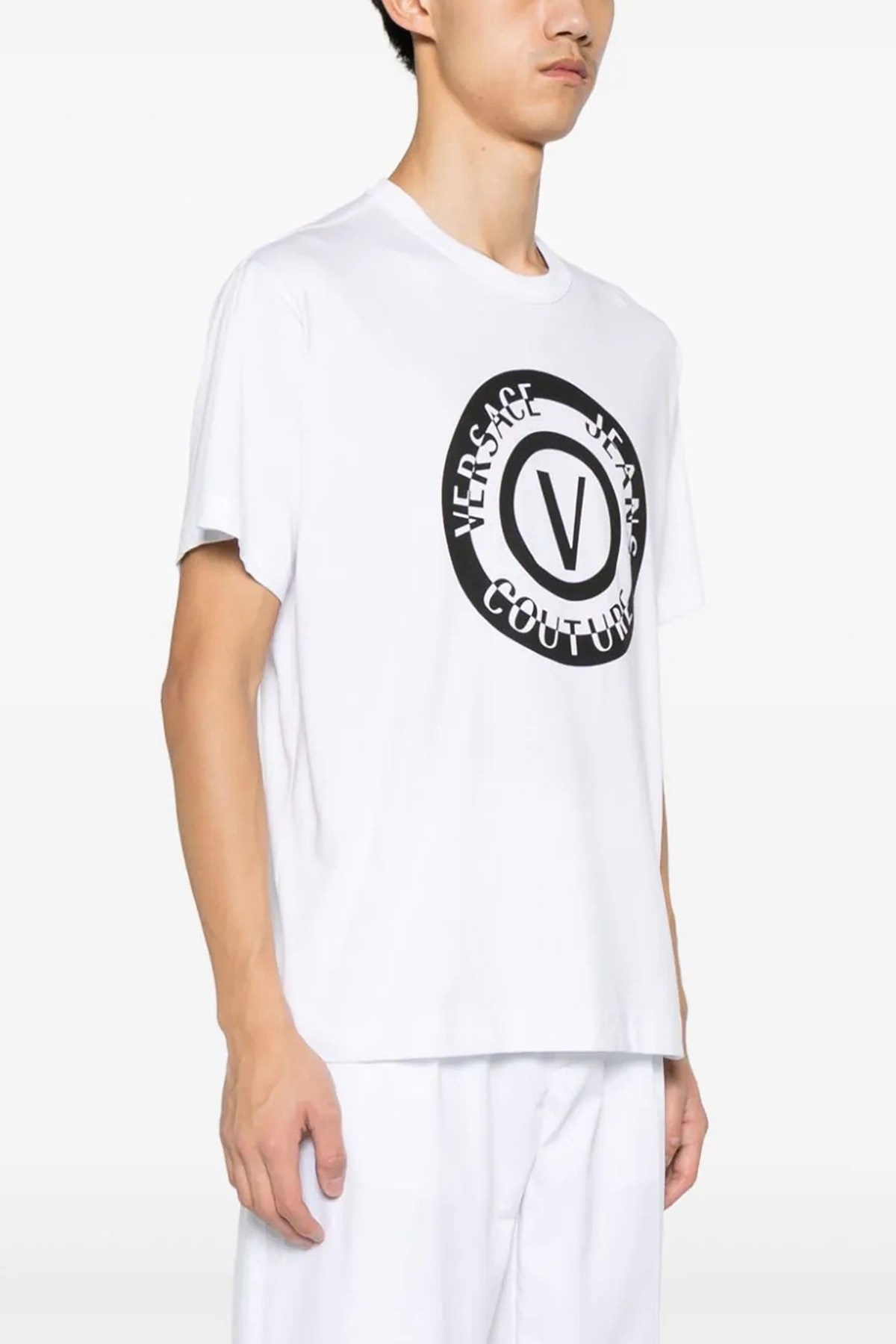 Tシャツ・カットソー VERSACE JEANS SS25 T-SHIRT WITH PRINT (78HAHC03 CJ01C899) Cotton T-shirt with baroque print brand VERSACE JEANS