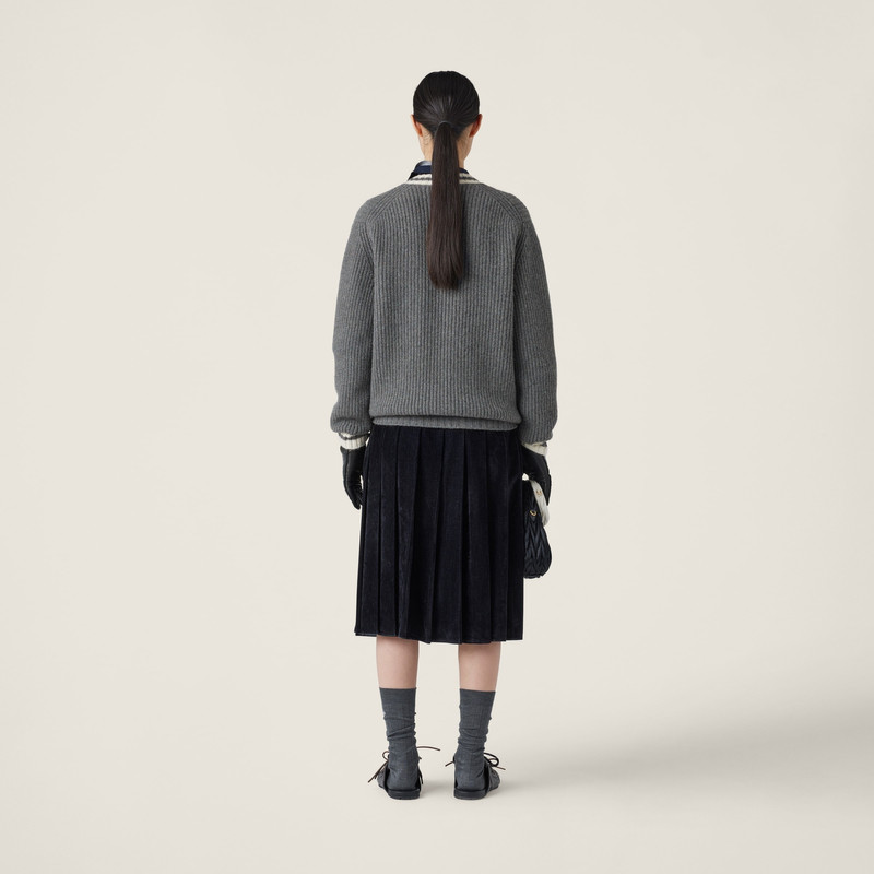 Wool and cashmere V-neck sweater 3