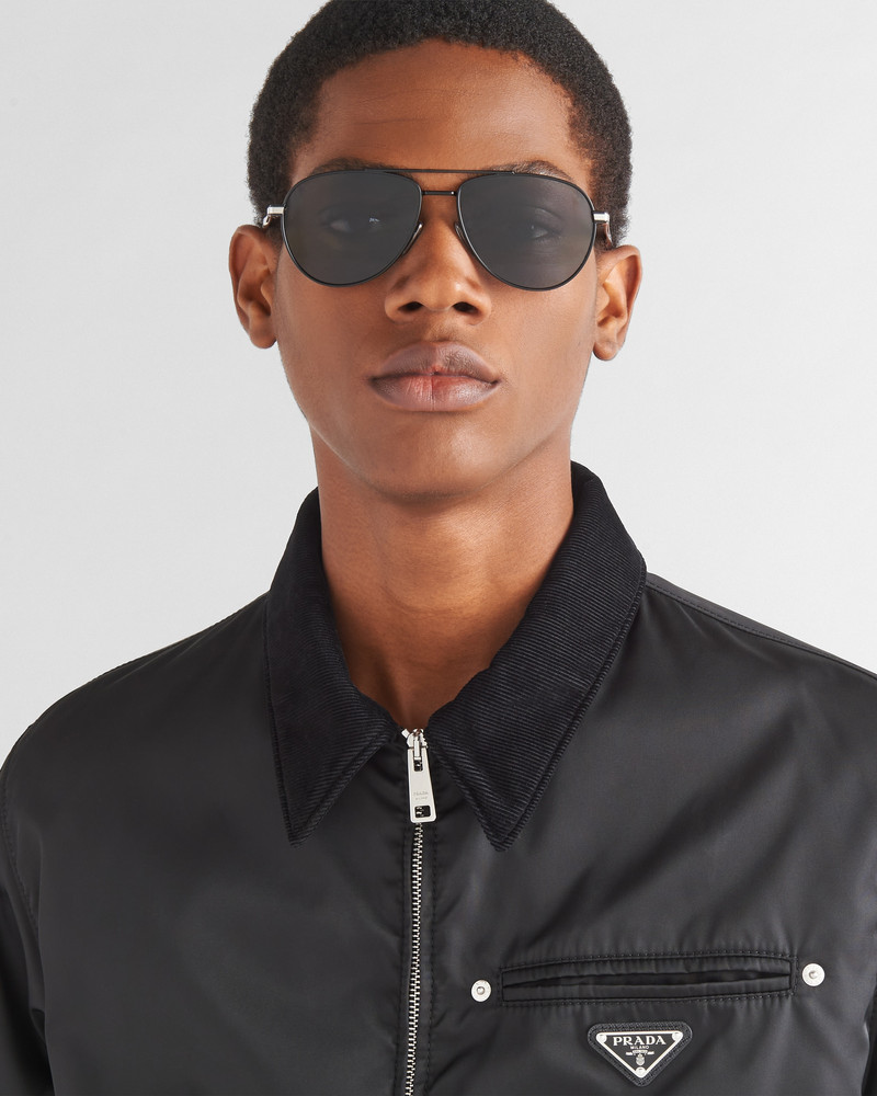 Sunglasses with iconic metal plaque 6