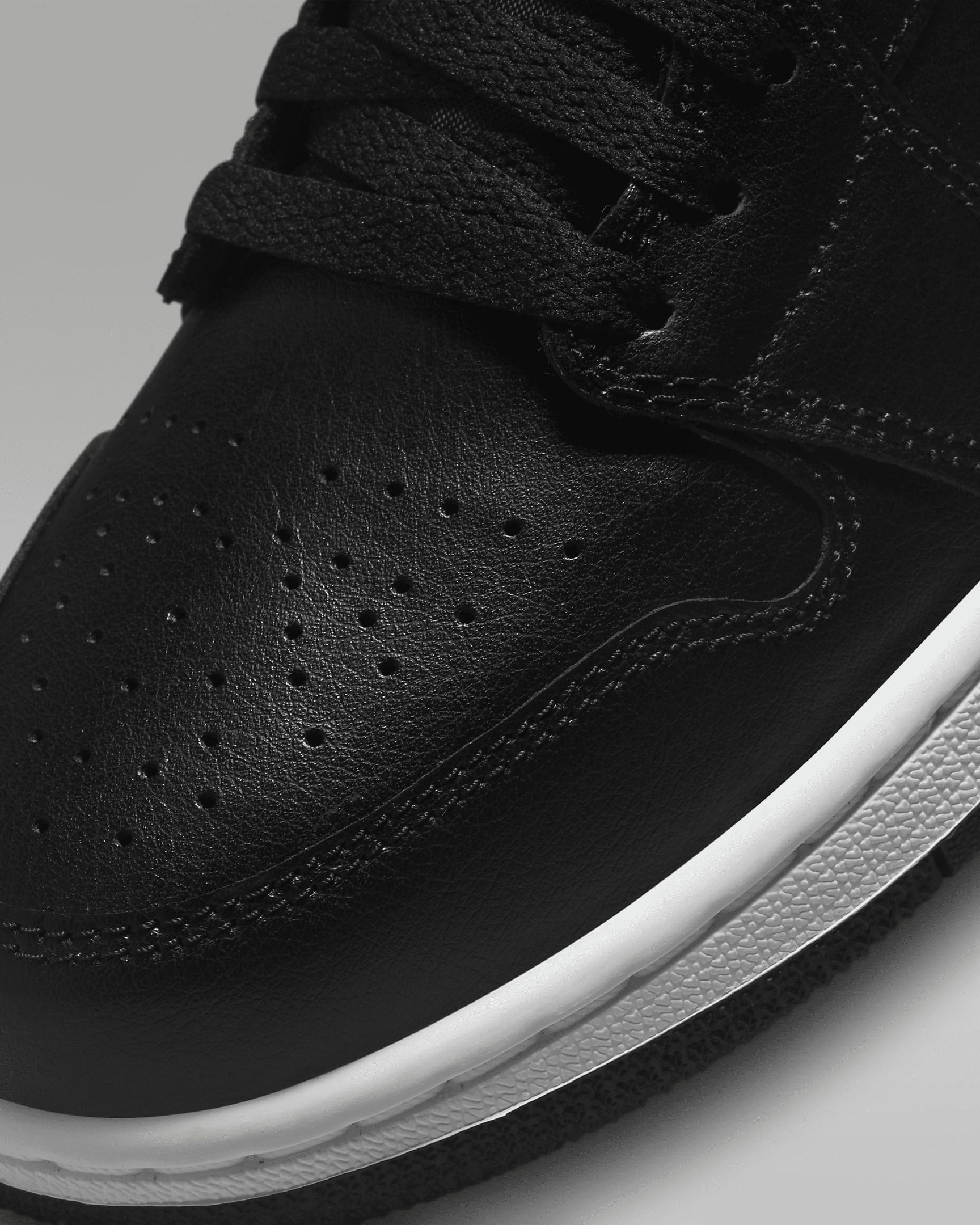 Air Jordan 1 Low Women's Shoes - 7