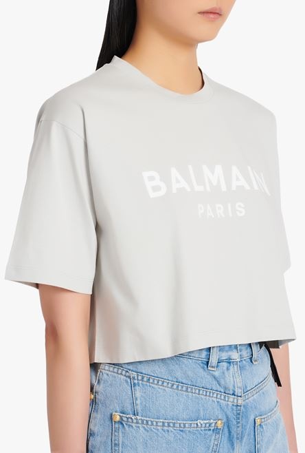 Cropped light gray eco-designed cotton T-shirt with white Balmain logo print - 6