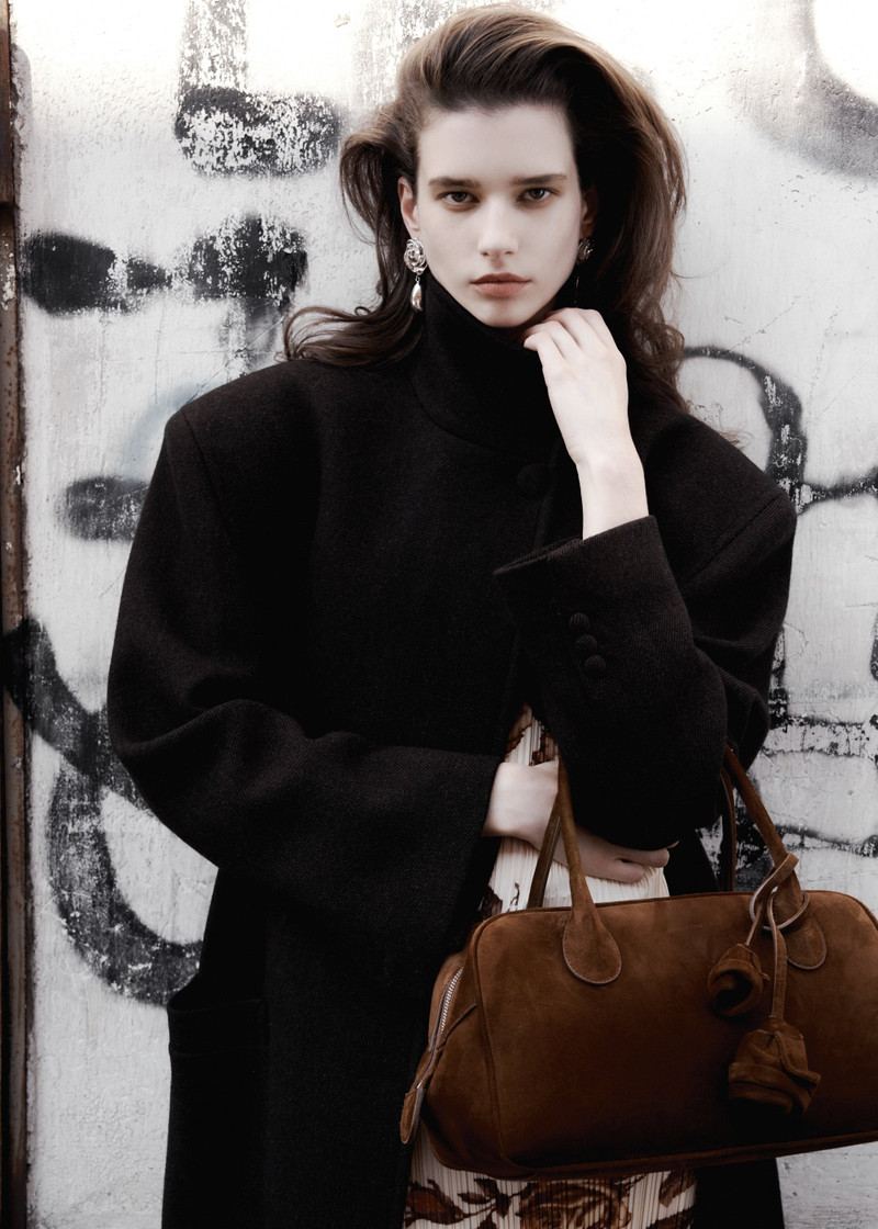 Oversize cashmere coat with stand collar in brown 4