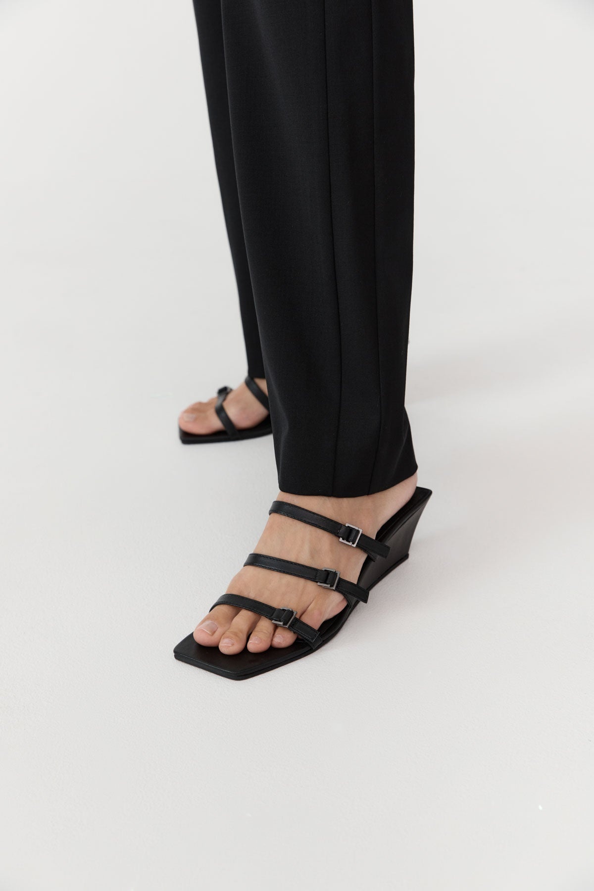 Mini Ring Detail Wedge - Black - 5