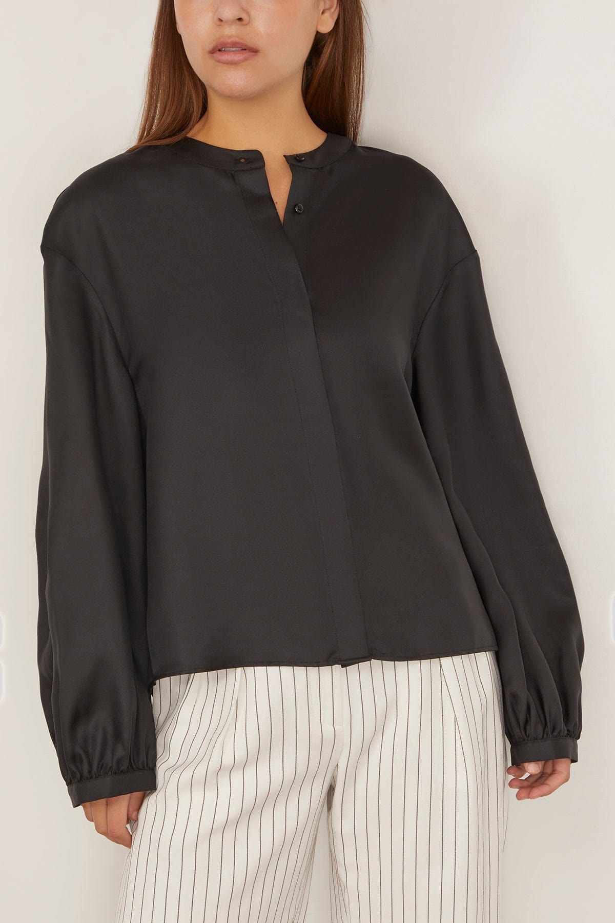 Voluminous Blouse in Black - 3