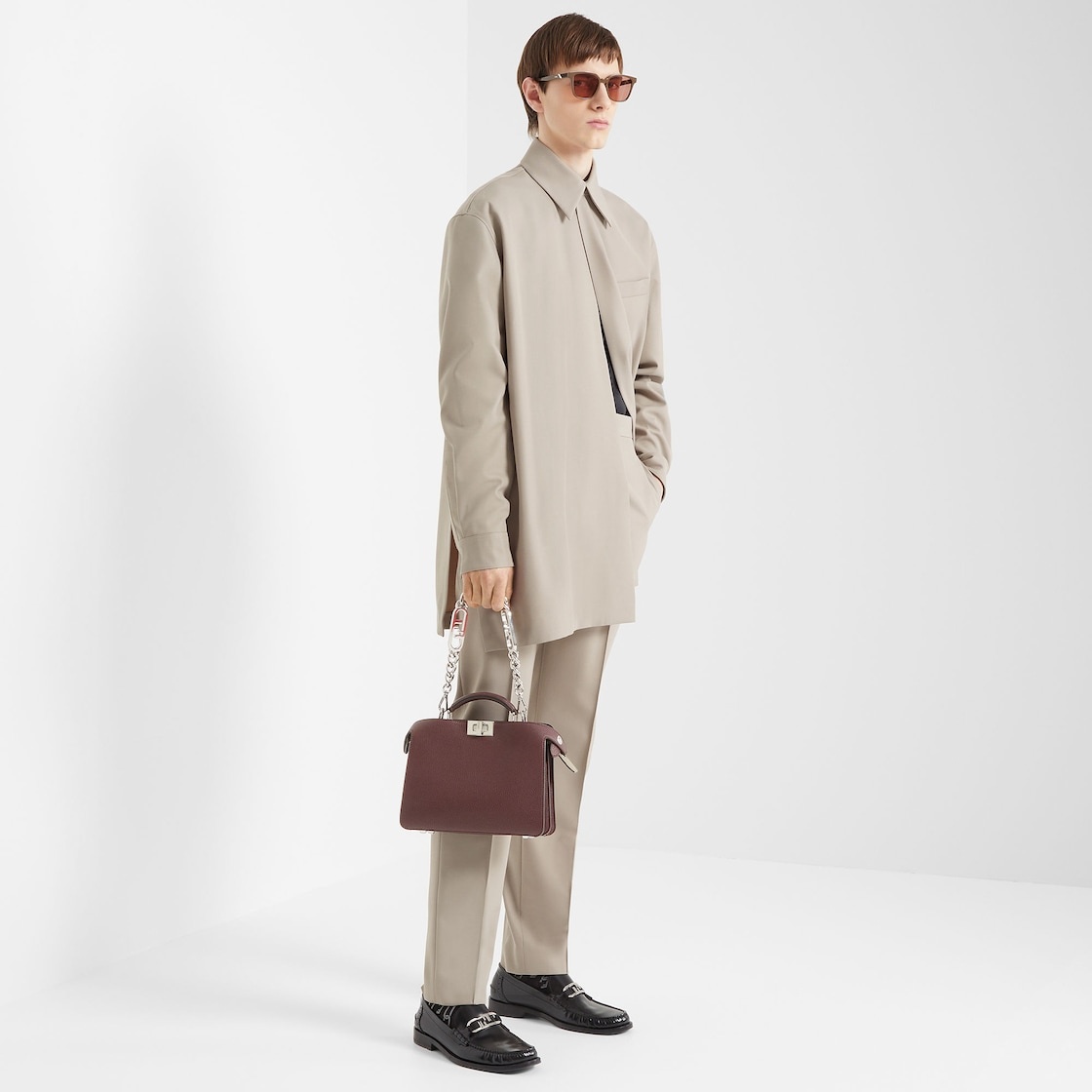Small iconic Peekaboo ISeeU bag, made of dark red Cuoio Romano leather. The interior is organized in - 7