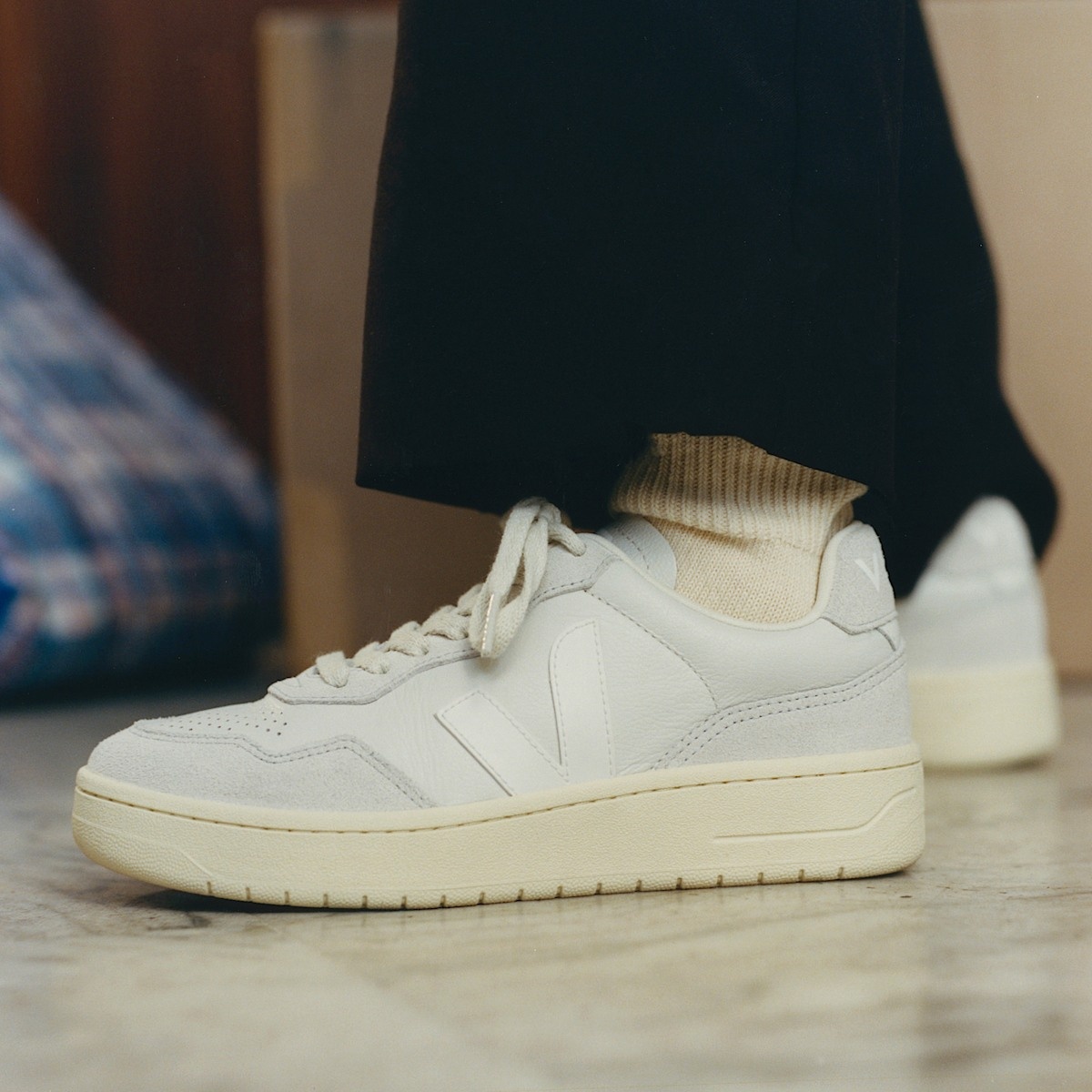 VEJA V-90 LEATHER GRAVEL WHITE | REVERSIBLE