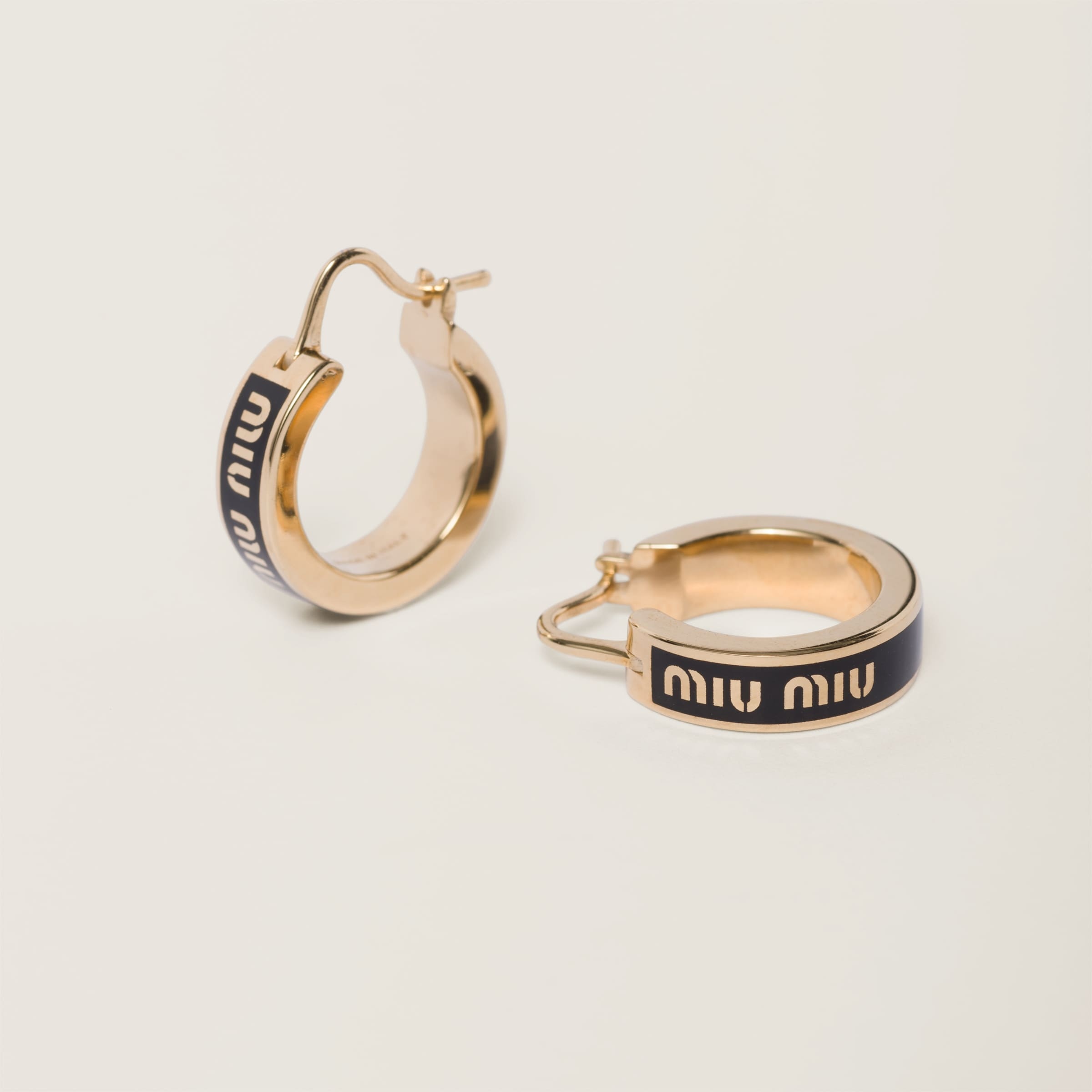 【ｍiuｍiu】Enameled l earrings Miu Miu Enameled metal earrings | REVERSIBLE