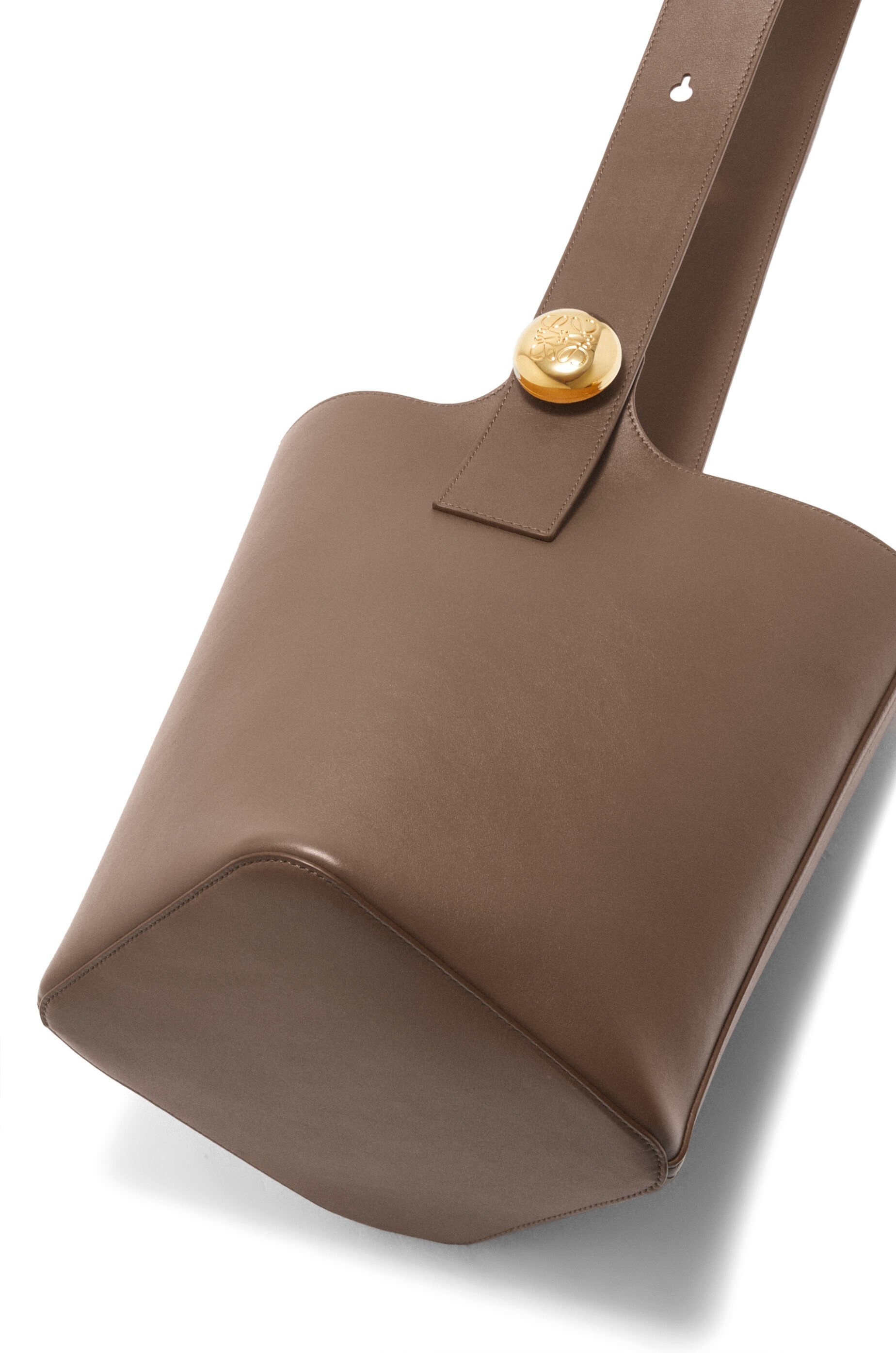 Medium Pebble bucket in mellow calfskin - 9