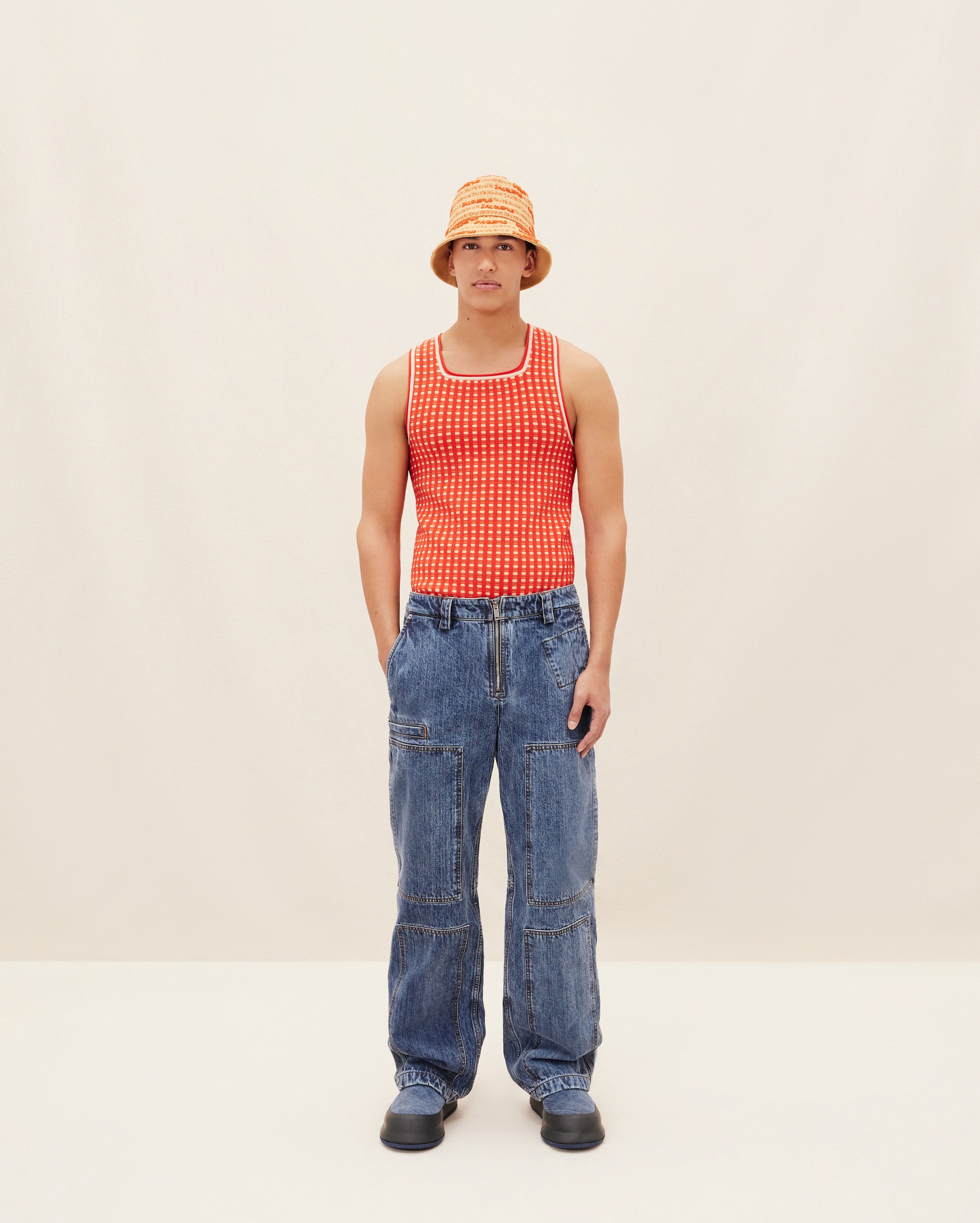 デニム・ジーパン JACQUEMUS SS25 LE CARGO DE-NIMES (251DE0621782 390) The de-Nîmes denim cargo pants by JACQUEMUS | Official website