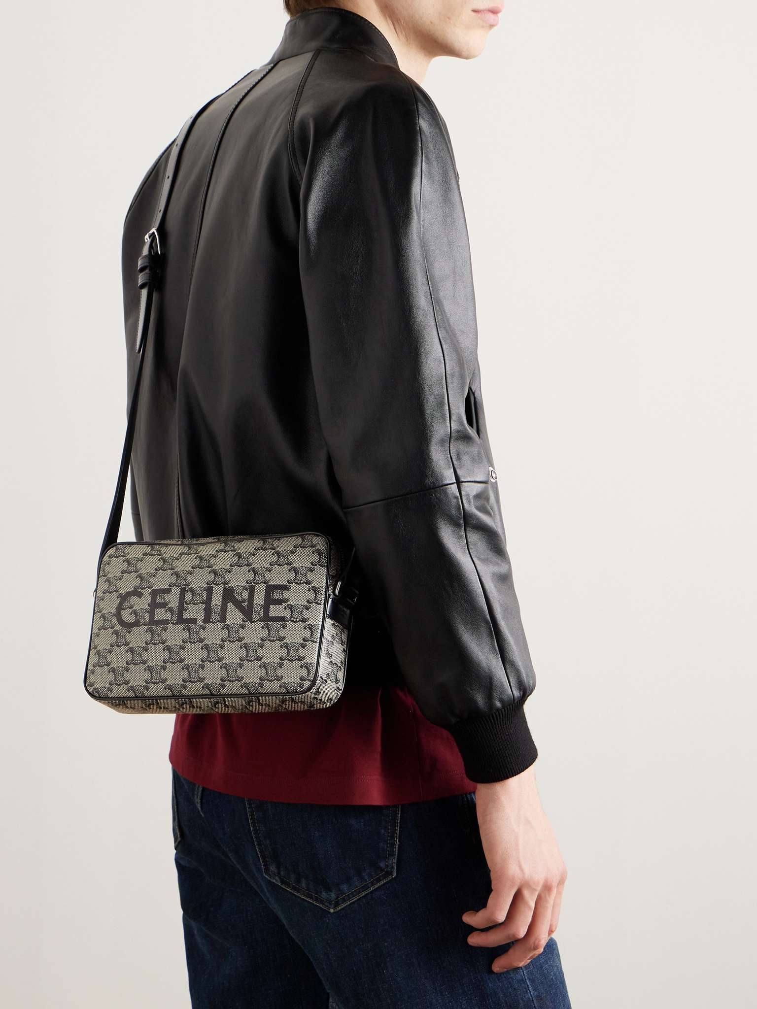 【CELINE】トリオンフレザープリントコーティングメッセンジャー CELINE Triomphe Leather-Trimmed Logo-Print Coated-Canvas