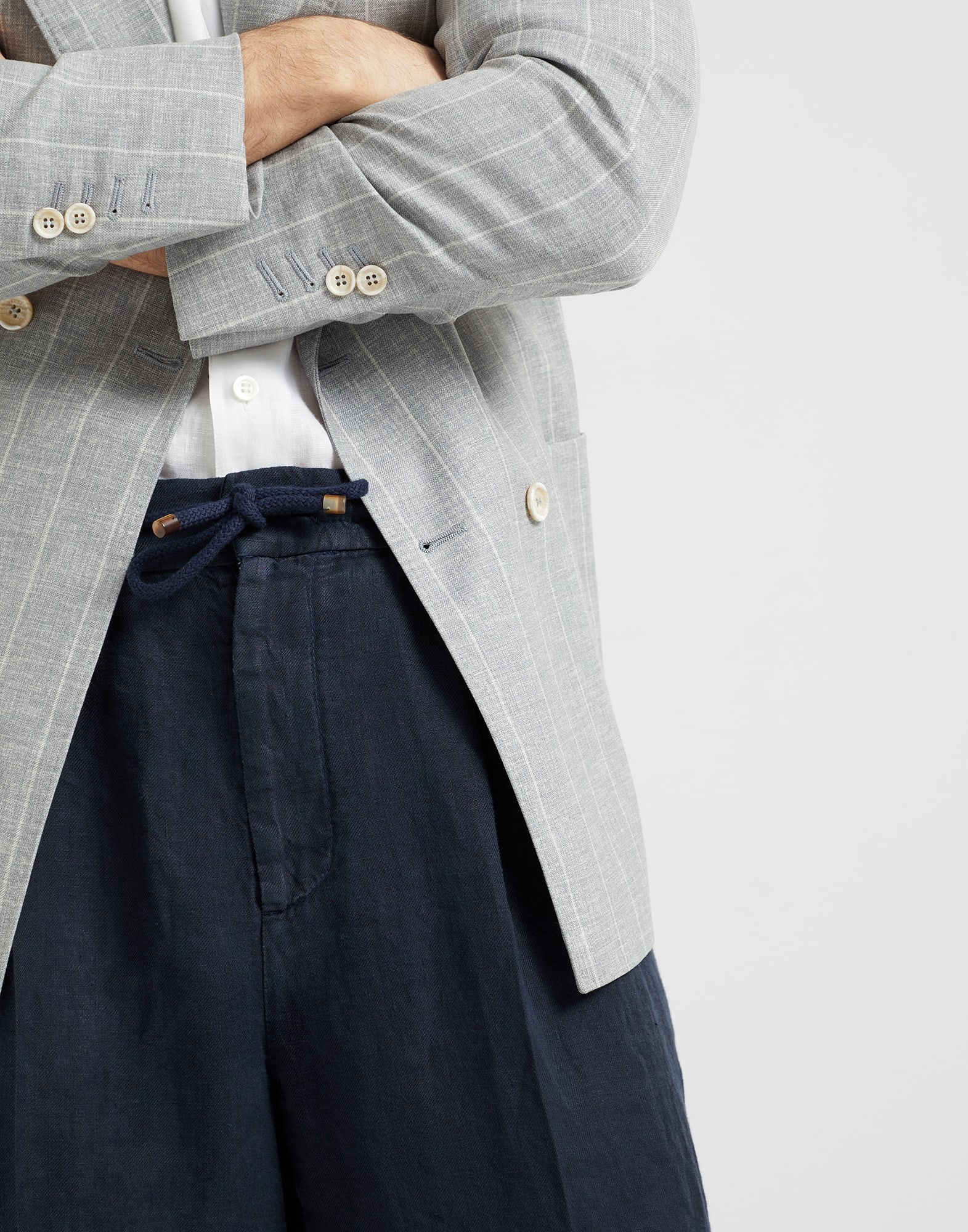 Garment-dyed leisure fit trousers in linen gabardine with drawstring and double pleats - 3