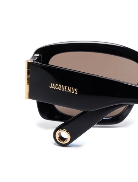サングラス JACQUEMUS SS25 CROISIEREBLACK/GOLD/GREY (JAC60C1SUN 000) The Croisière sunglasses by JACQUEMUS | Official website