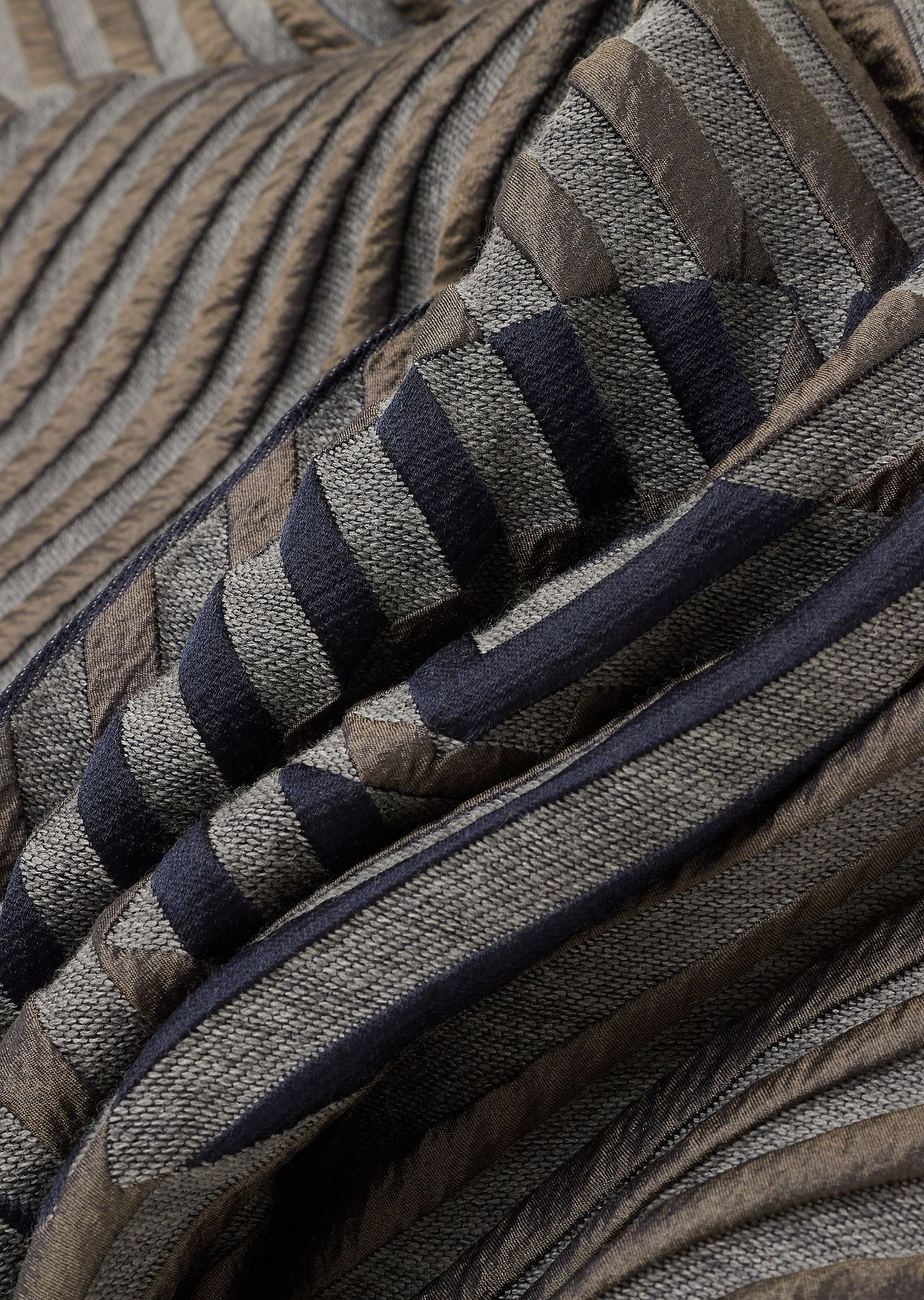 Jacquard virgin wool and silk stole - 2
