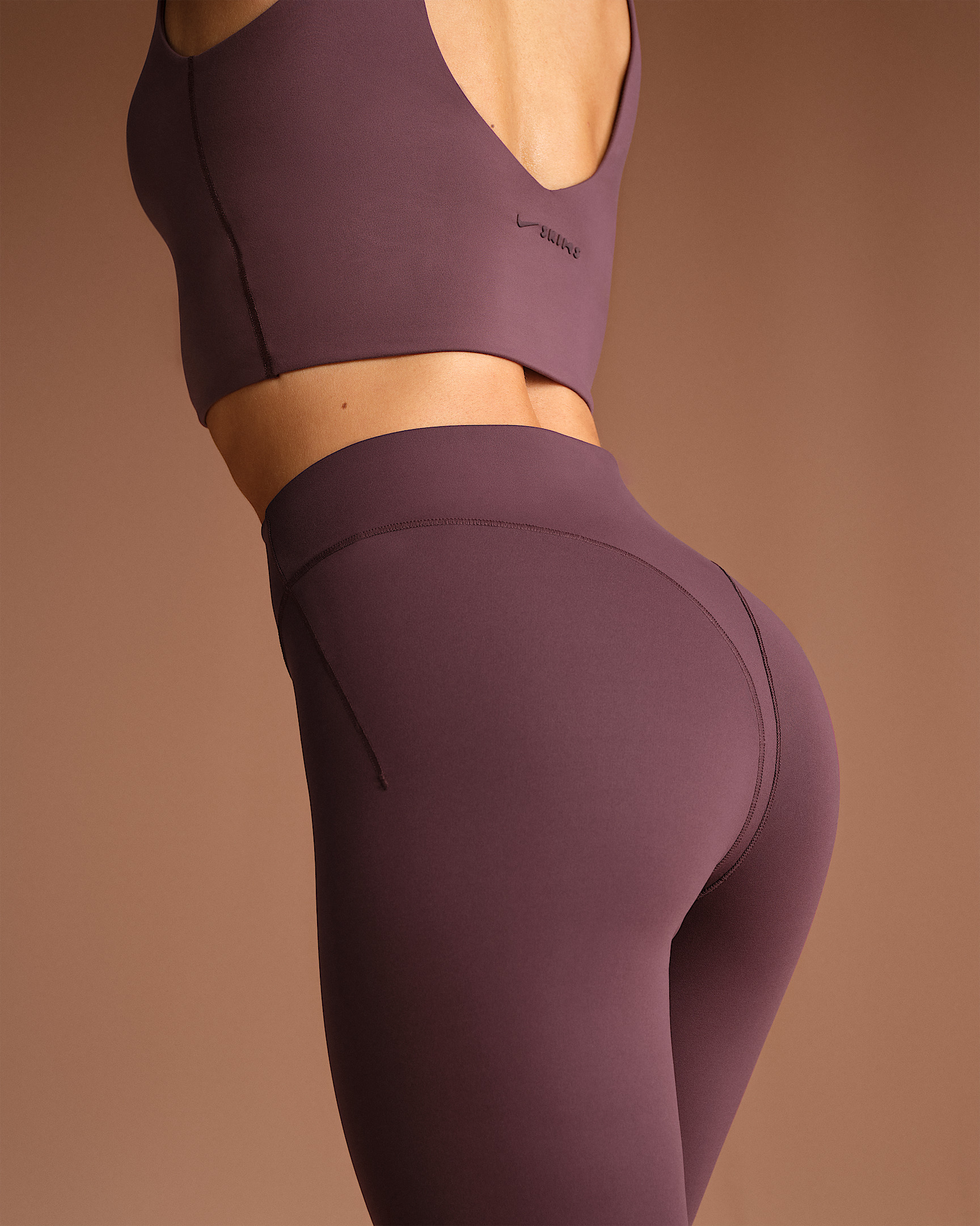NikeSKIMS Matte Women's High-Waisted V-Line 26" Leggings - 3
