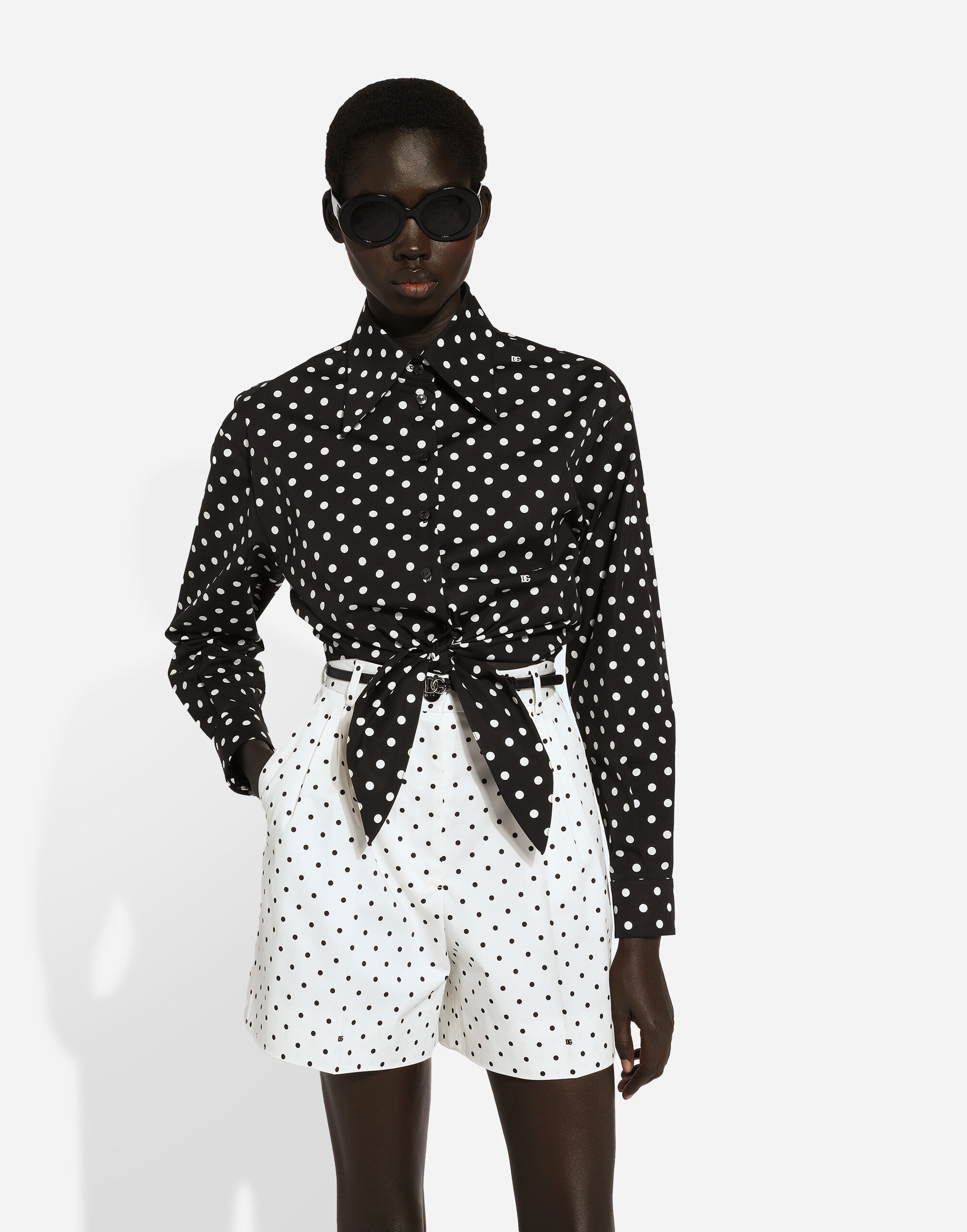 Cropped cotton poplin shirt with knot detail and polka-dot print - 6