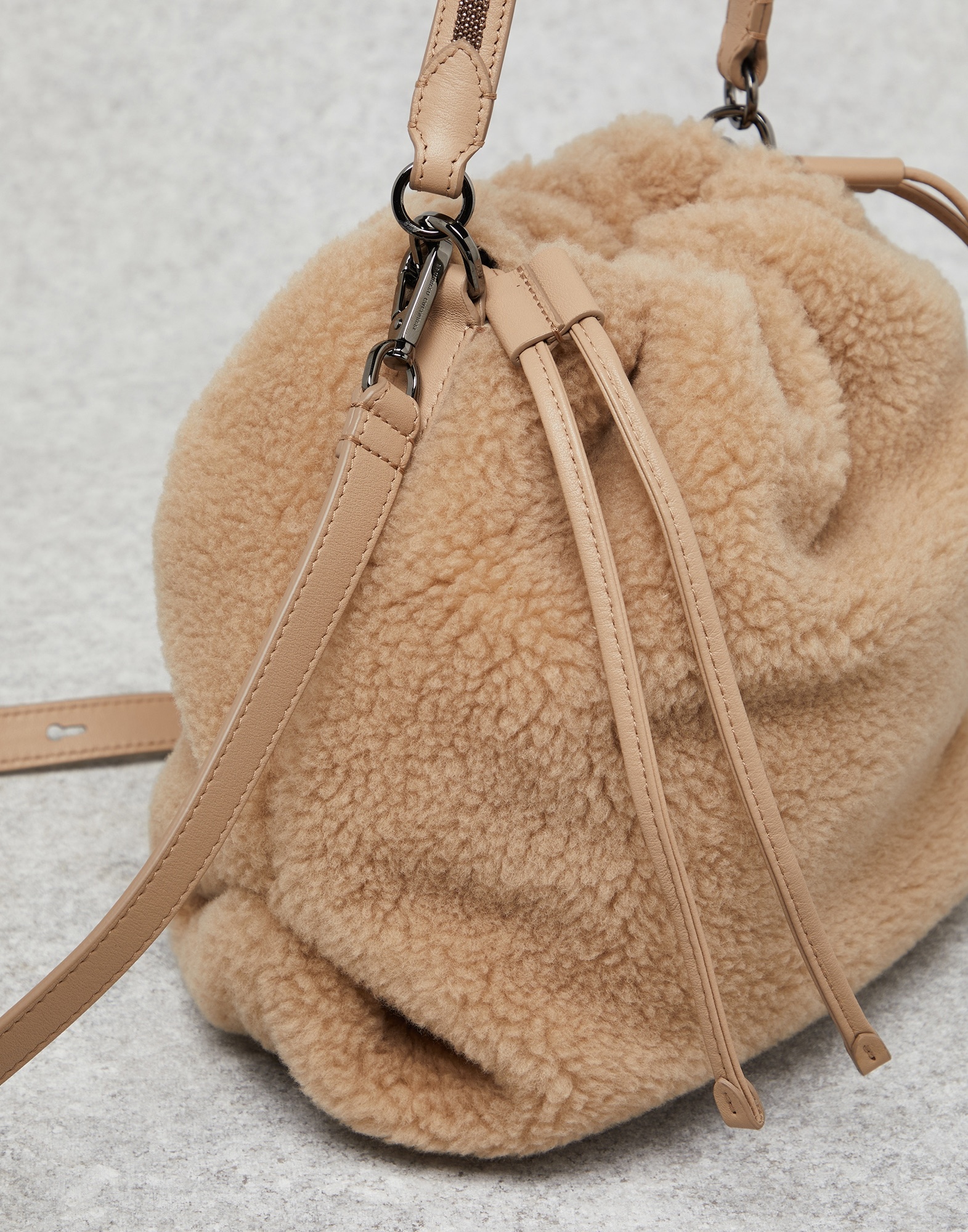 Fleecy virgin wool and cashmere bag with shiny handle - 3