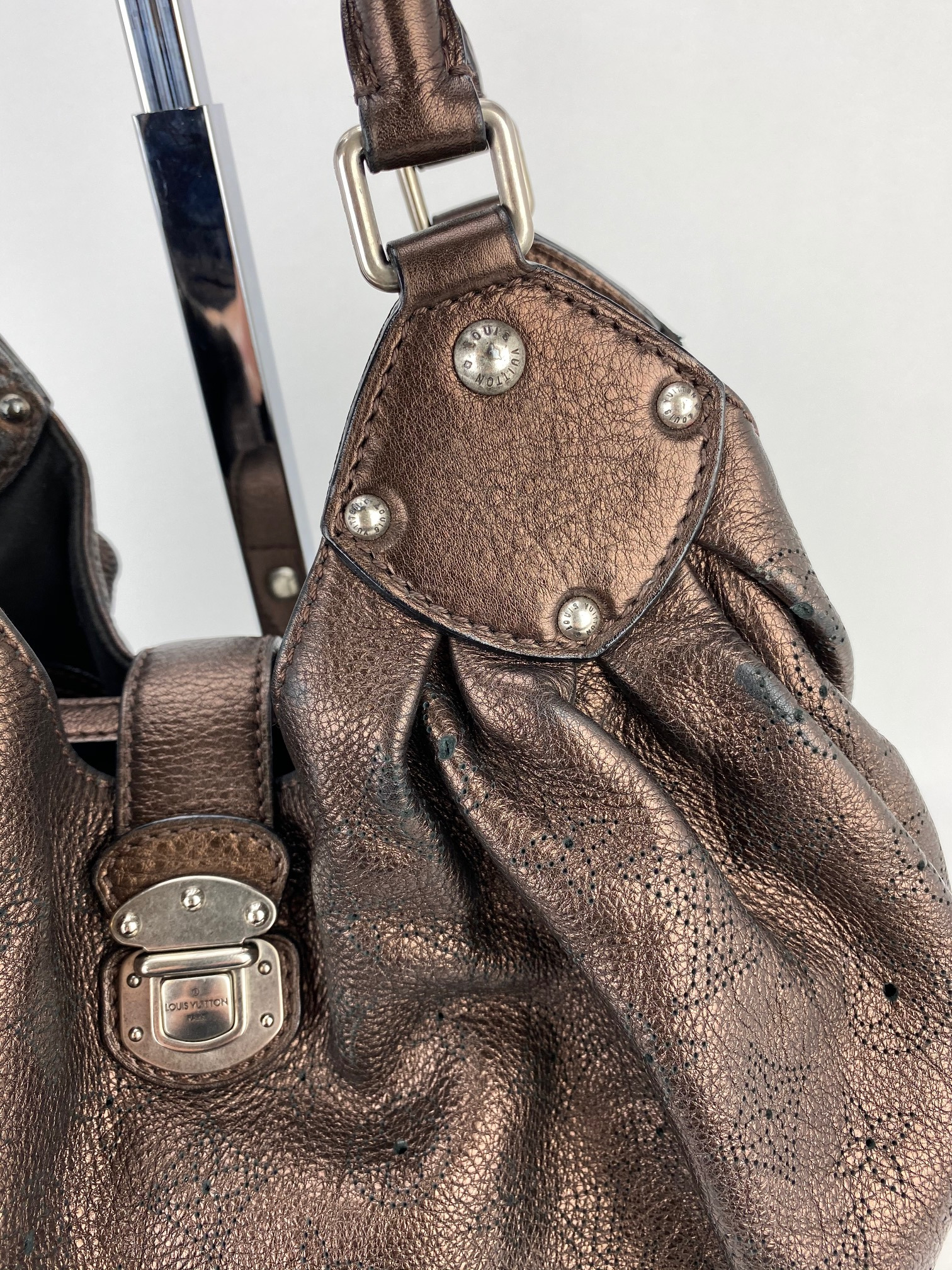 Louis Vuitton Large Mahina Metallic Bronze Leather Shoulder Bag pre owned - 5