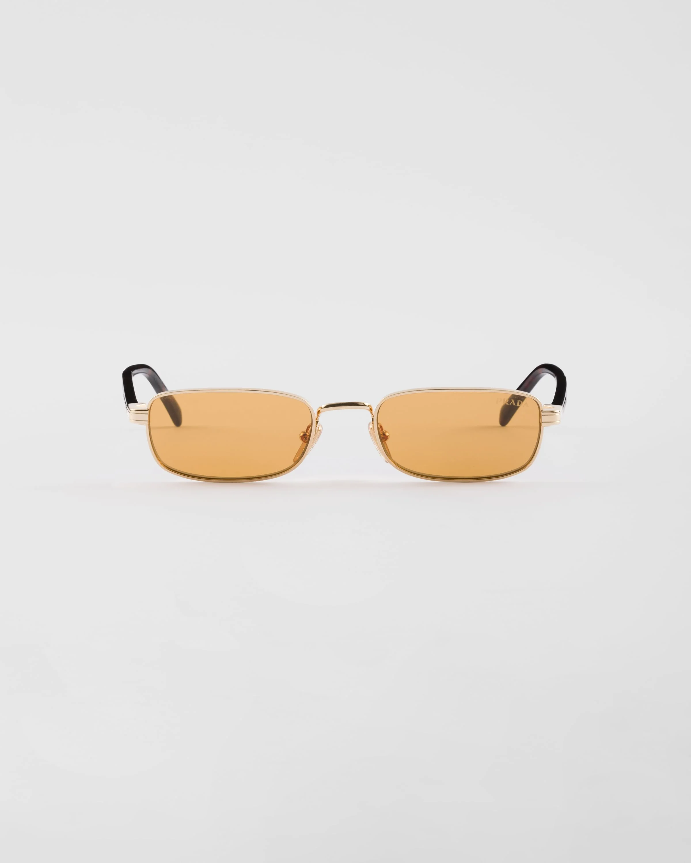 Sunglasses with the iconic metal plaque - 1