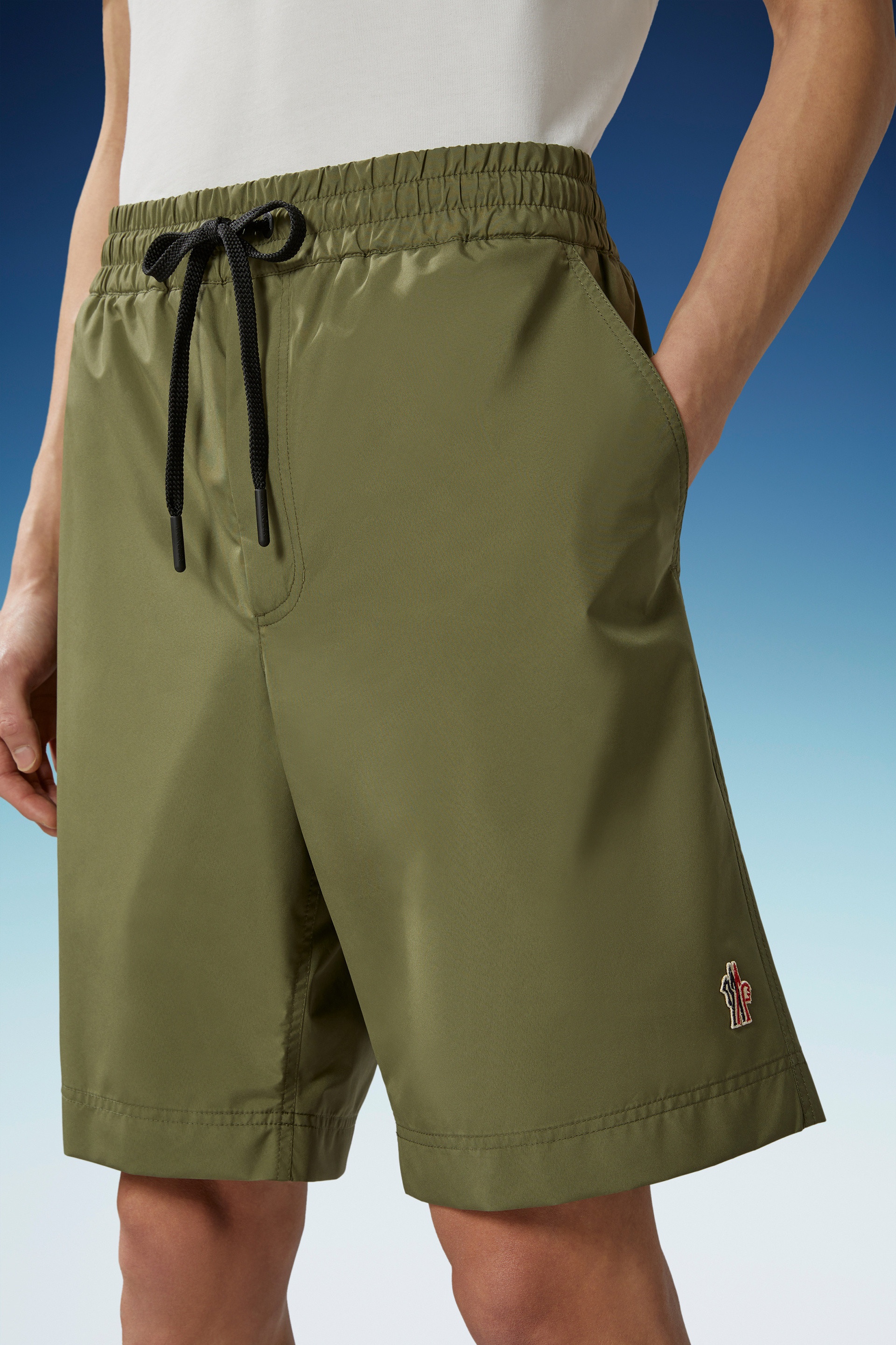 【関税&送料込】Moncler Grenoble Beige Shorts With Logo Patc MONCLER GRENOBLE Drawstring Cargo Shorts Beige