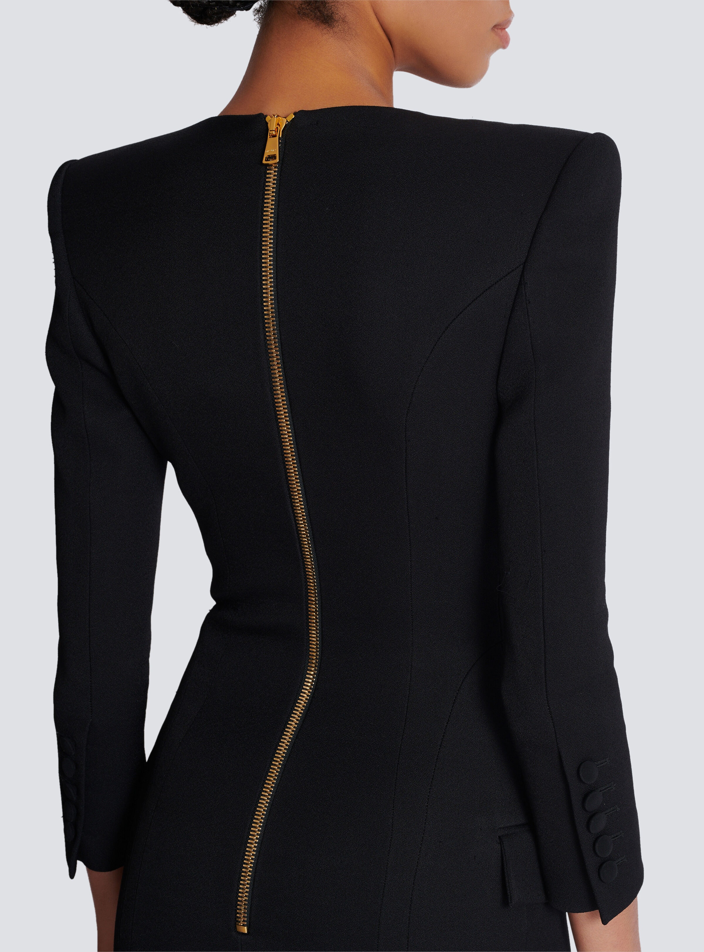V-neck buttoned crepe short dress - 8